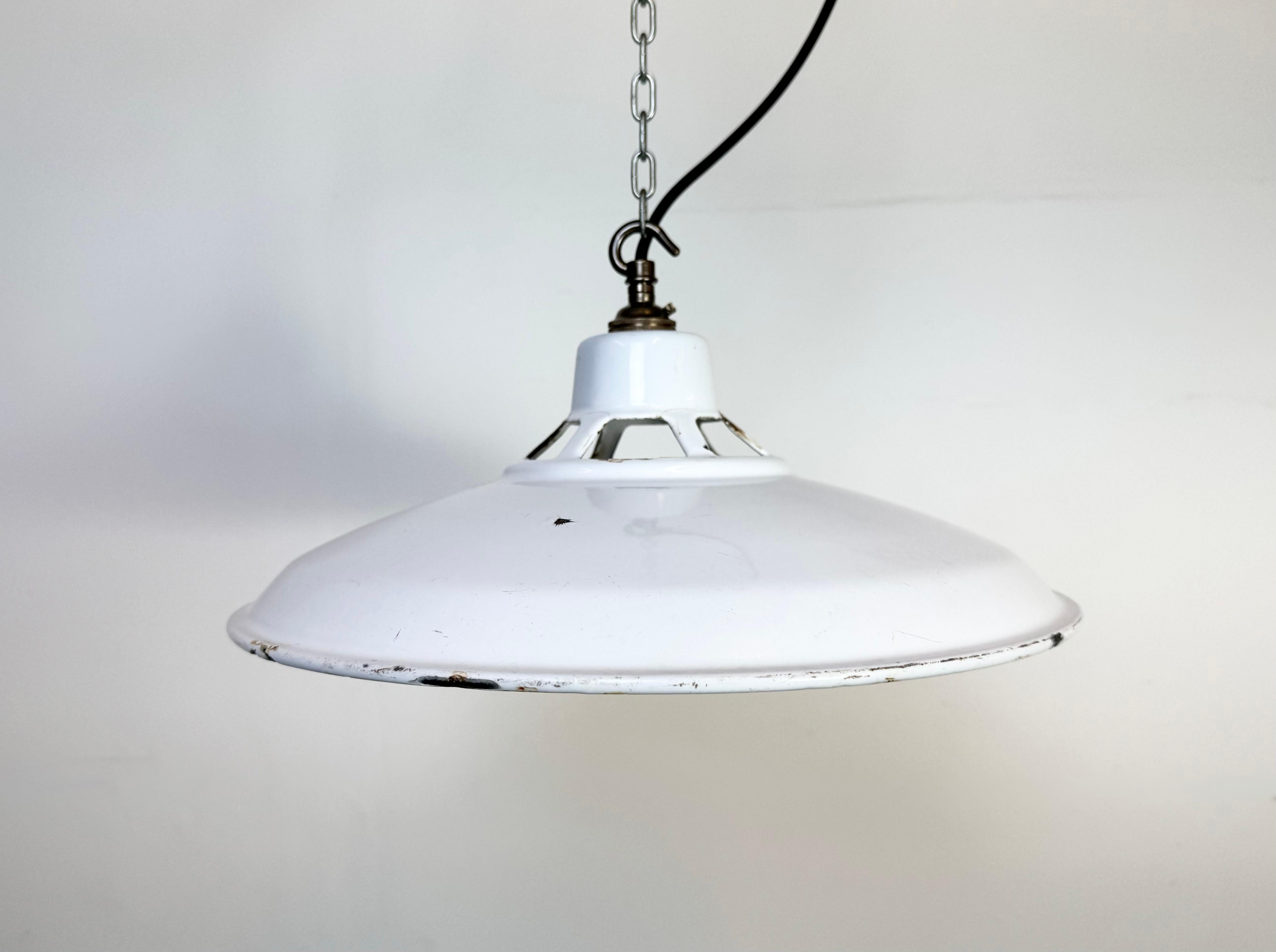 Lampada a sospensione industriale in smalto bianco realizzata nel Regno Unito negli anni '60. Smalto bianco all'interno del paralume. Top in ottone. L'attacco richiede lampadine B22. Un nuovo cavo. Il peso della lampada è di 0,9 kg. Il diametro del