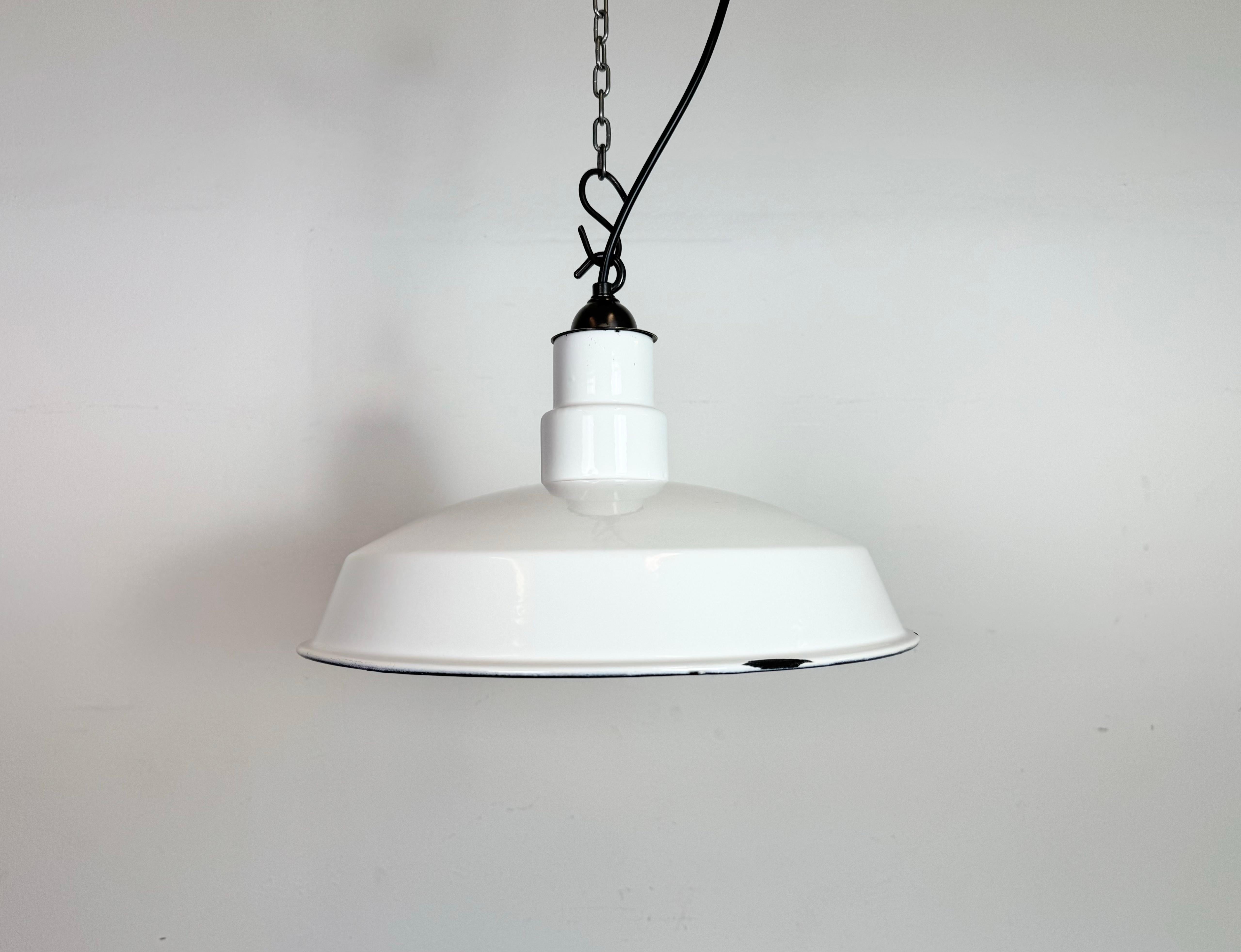 Suspension industrielle en émail blanc fabriquée en usine  aux États-Unis dans les années 1960. Émail blanc à l'intérieur de la teinte. Dessus en laiton. La douille est compatible avec les ampoules E27/E26 standard. Un nouveau fil. Le poids de la