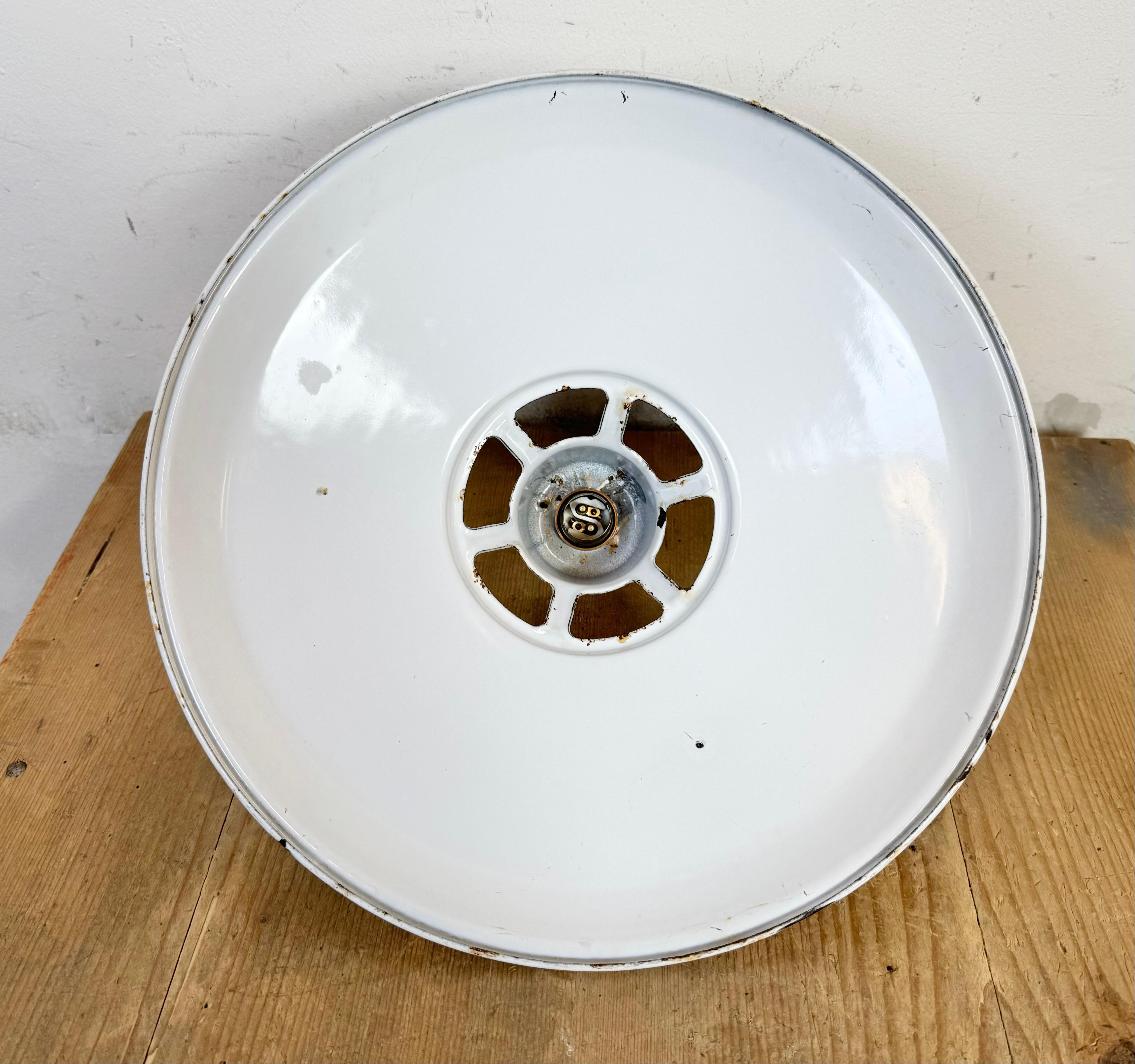 Lampada a sospensione industriale a smalto bianco, anni '60 in vendita 13