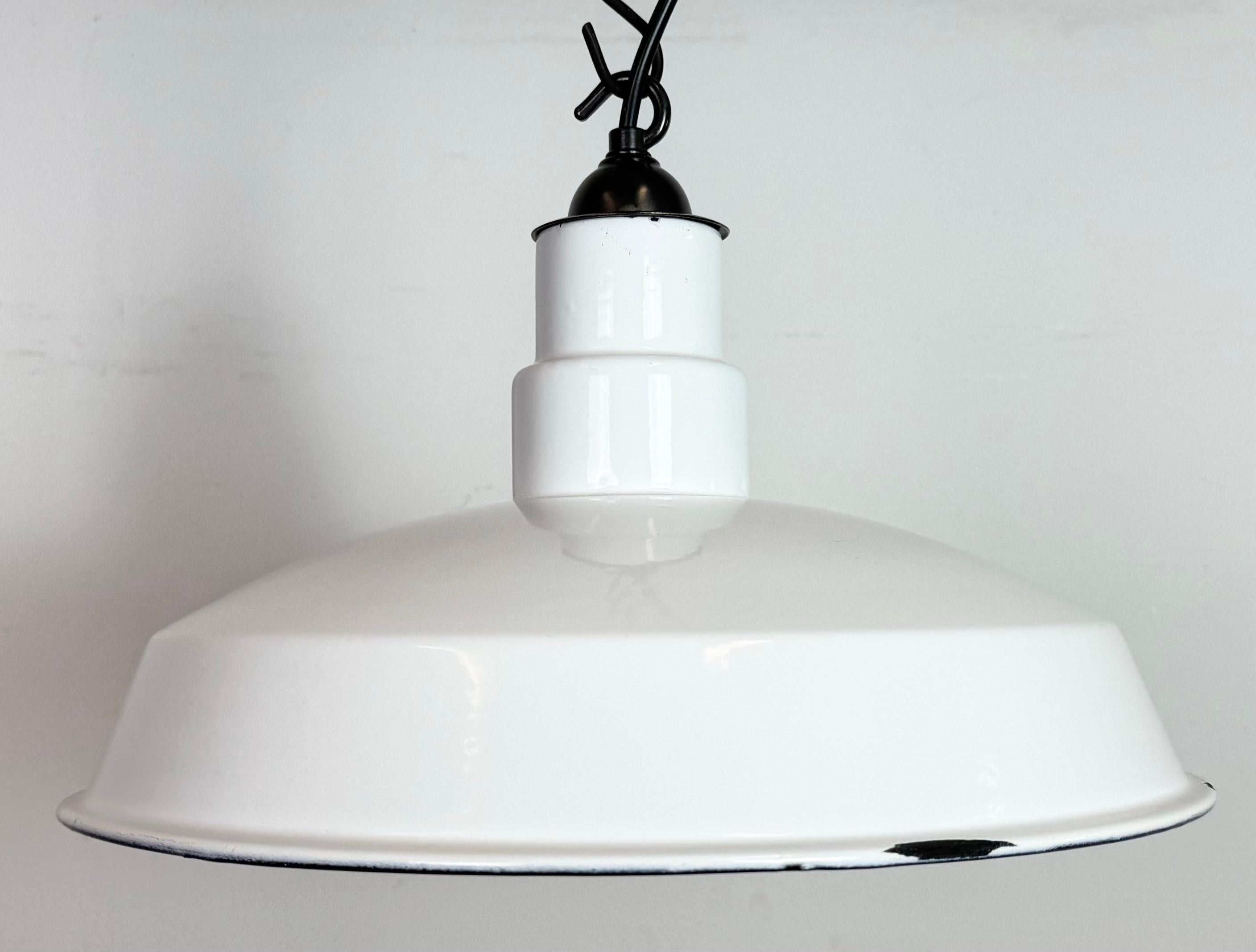 Industriel Lampe à suspension industrielle en émail blanc, années 1960 en vente