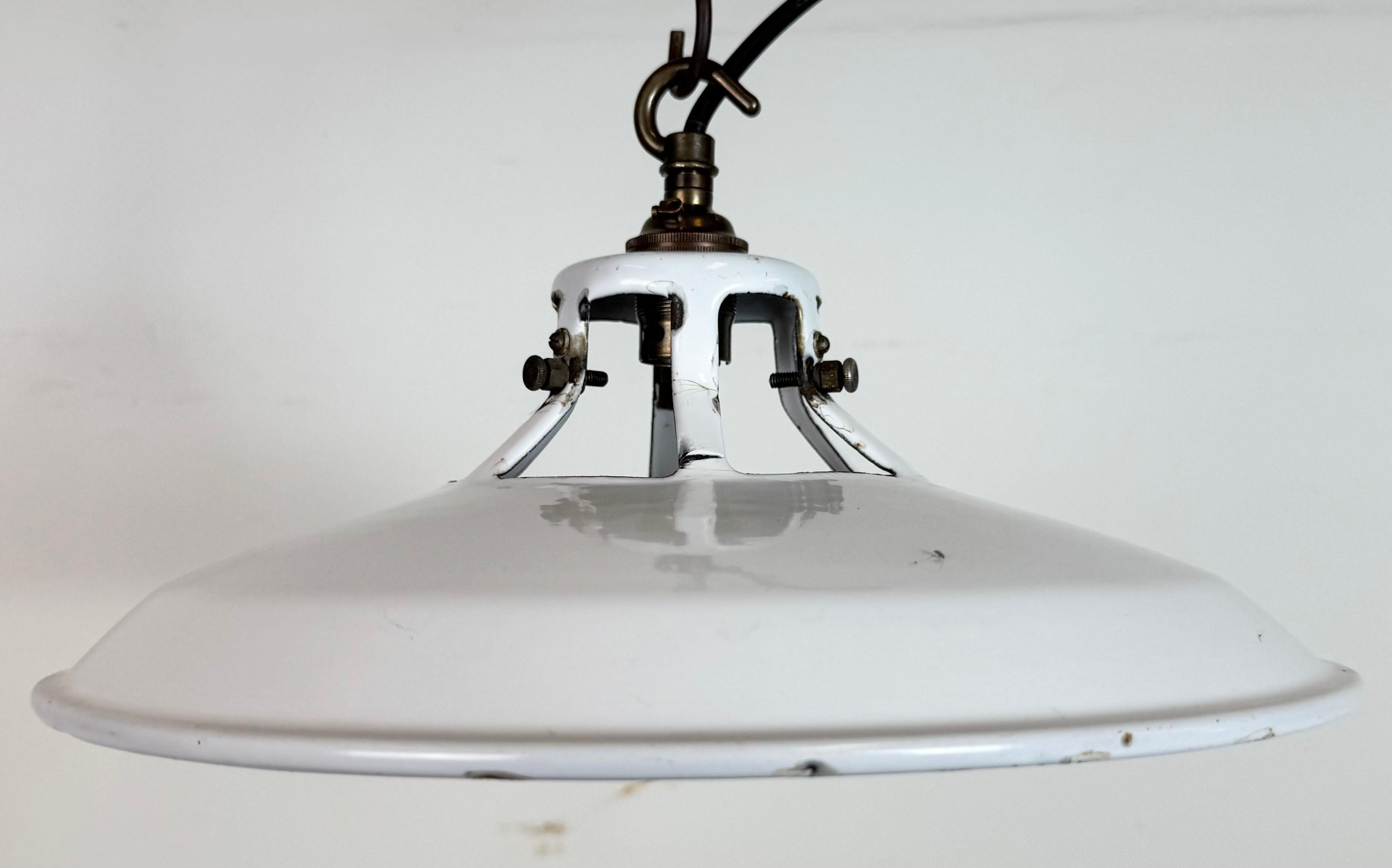 Industriel Lampe à suspension industrielle en émail blanc, années 1960 en vente