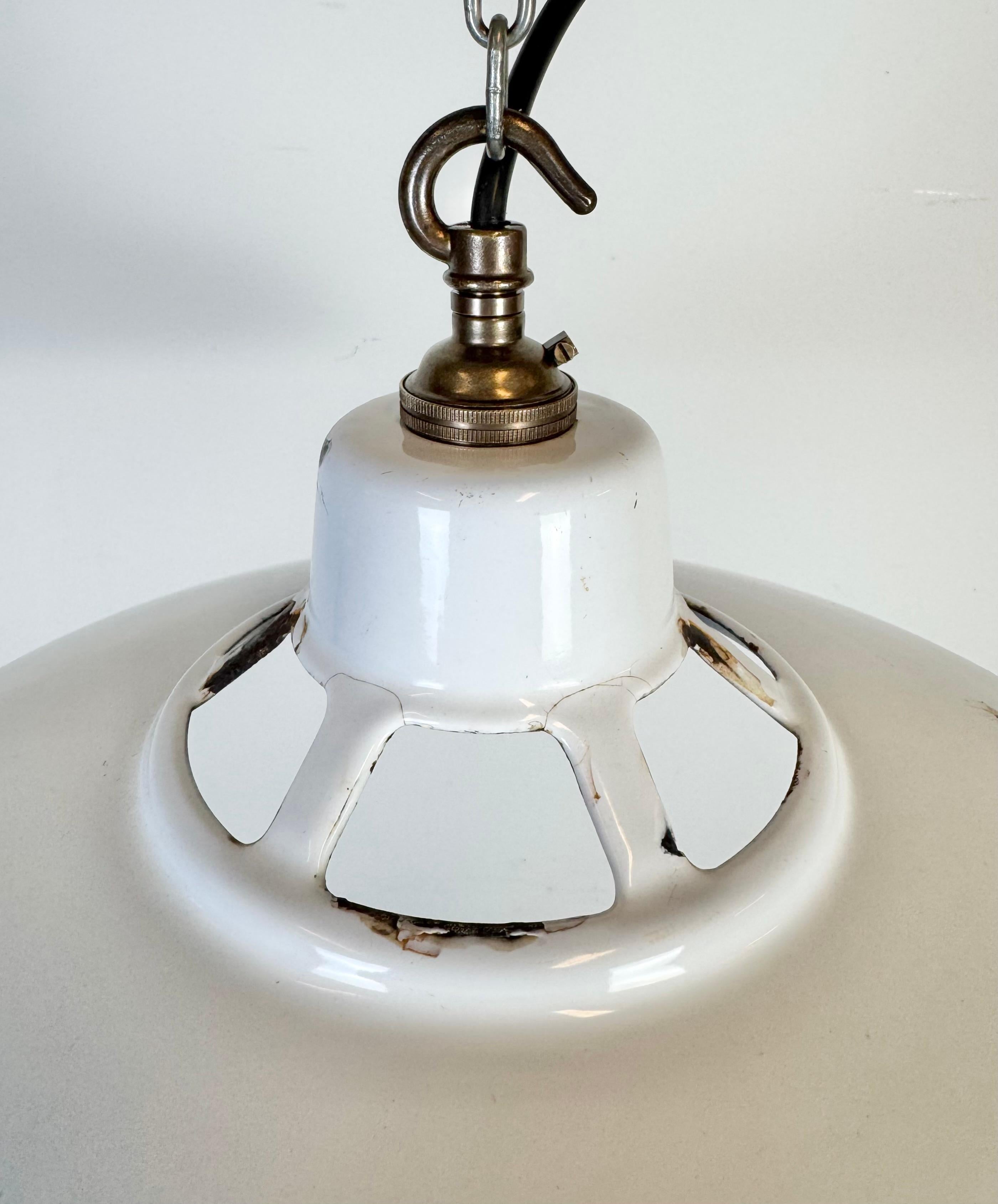 Britannico Lampada a sospensione industriale a smalto bianco, anni '60 in vendita