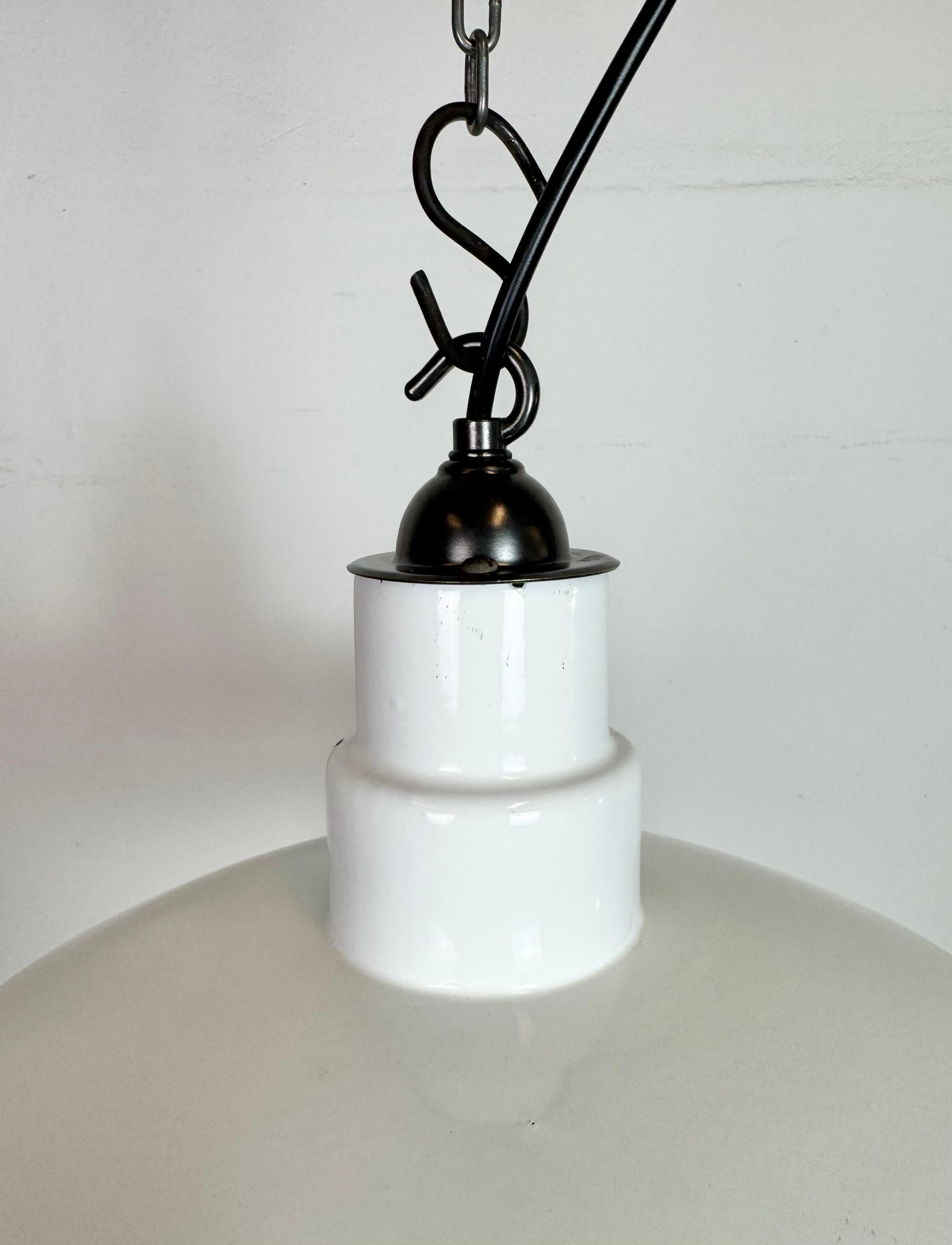 Américain Lampe à suspension industrielle en émail blanc, années 1960 en vente