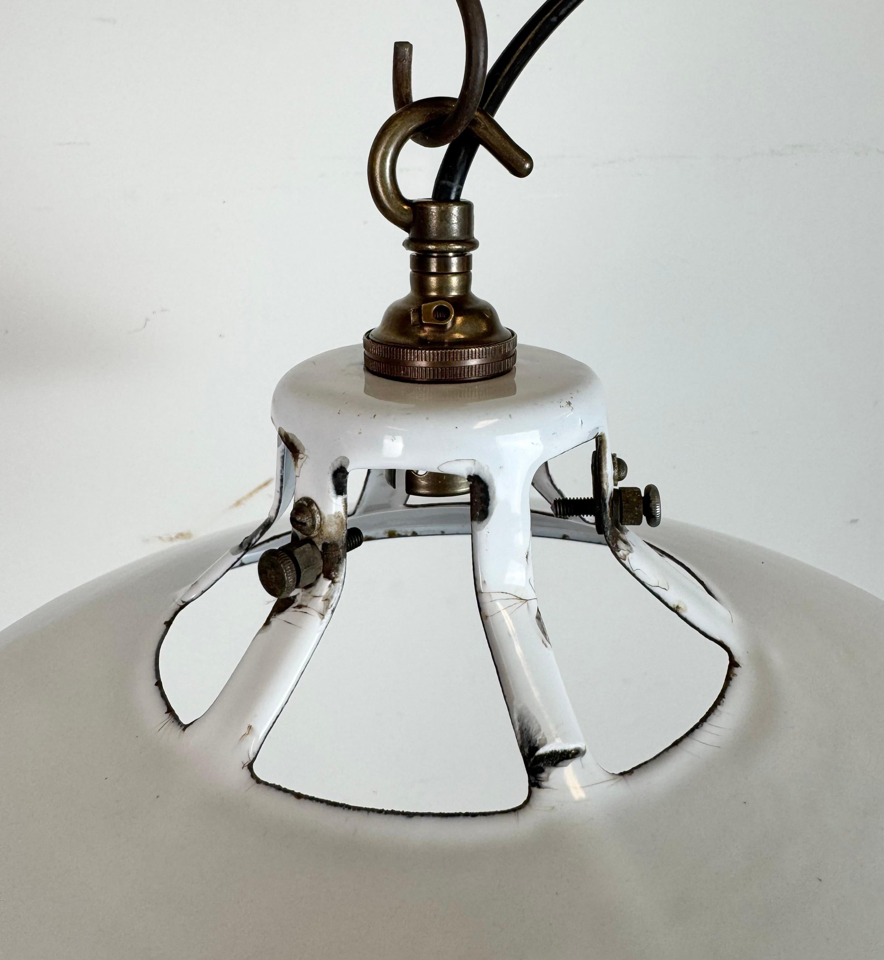 Britannique Lampe à suspension industrielle en émail blanc, années 1960 en vente