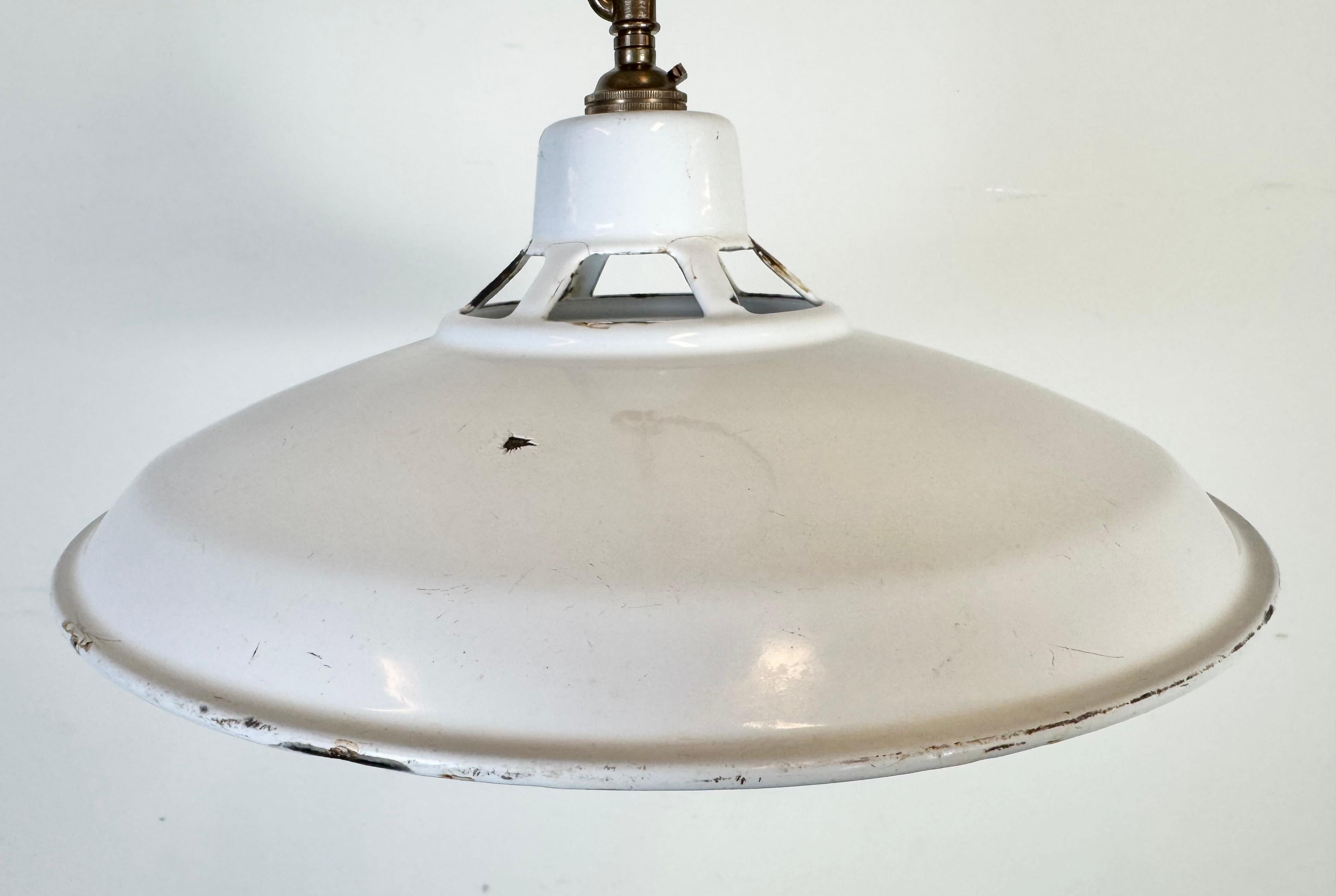 Lampada a sospensione industriale a smalto bianco, anni '60 In condizioni buone in vendita a Kojetice, CZ