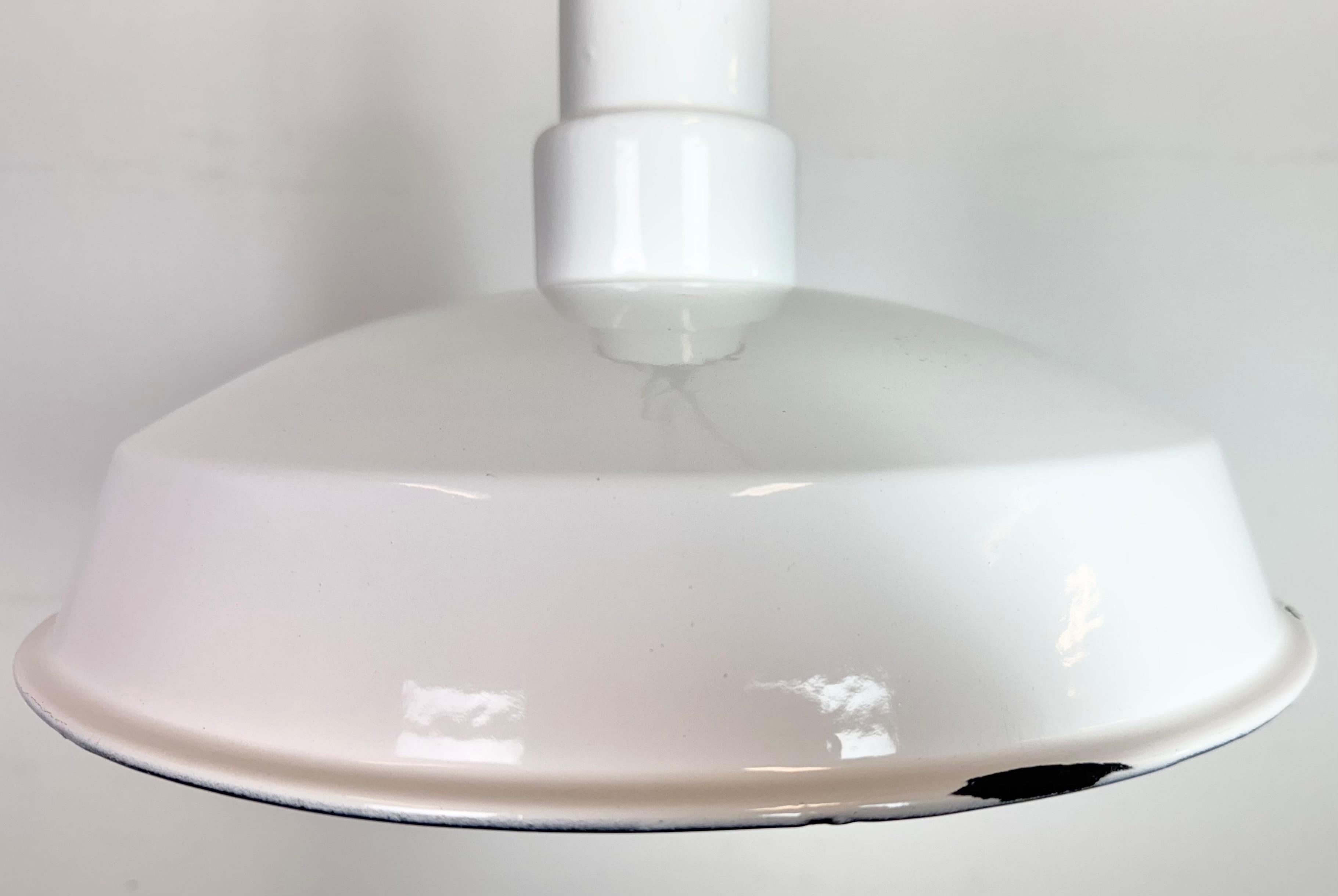 Lampe à suspension industrielle en émail blanc, années 1960 Bon état - En vente à Kojetice, CZ