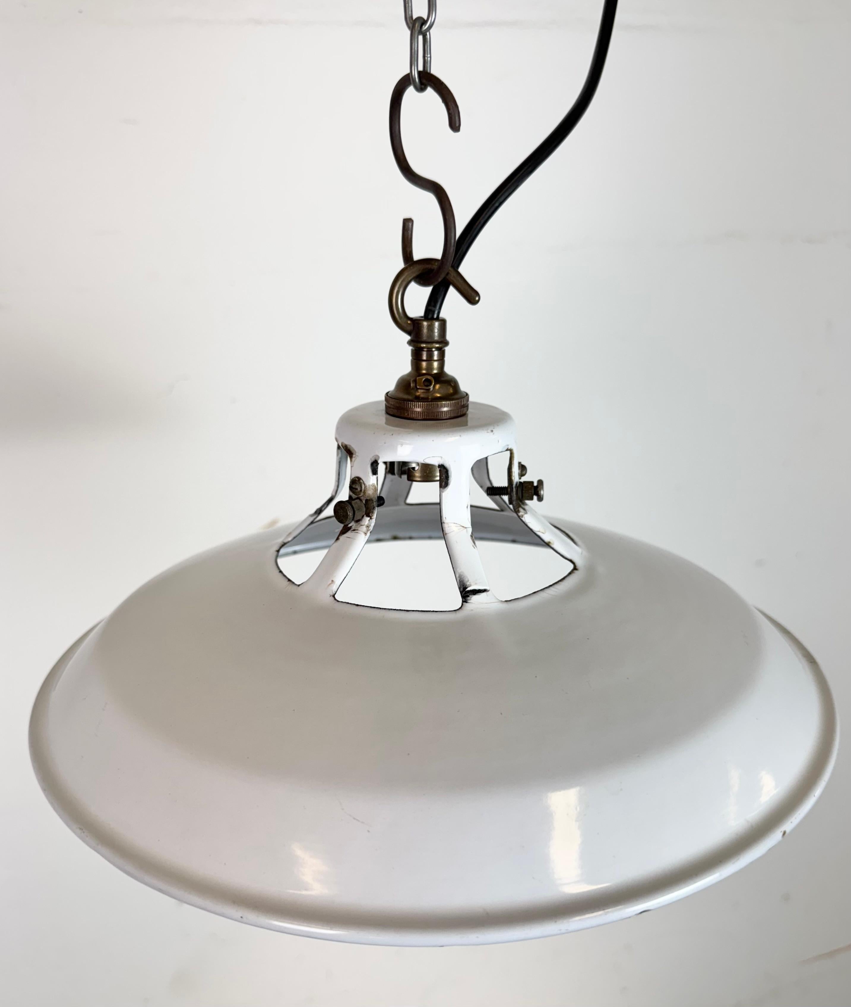 Lampe à suspension industrielle en émail blanc, années 1960 Bon état - En vente à Kojetice, CZ