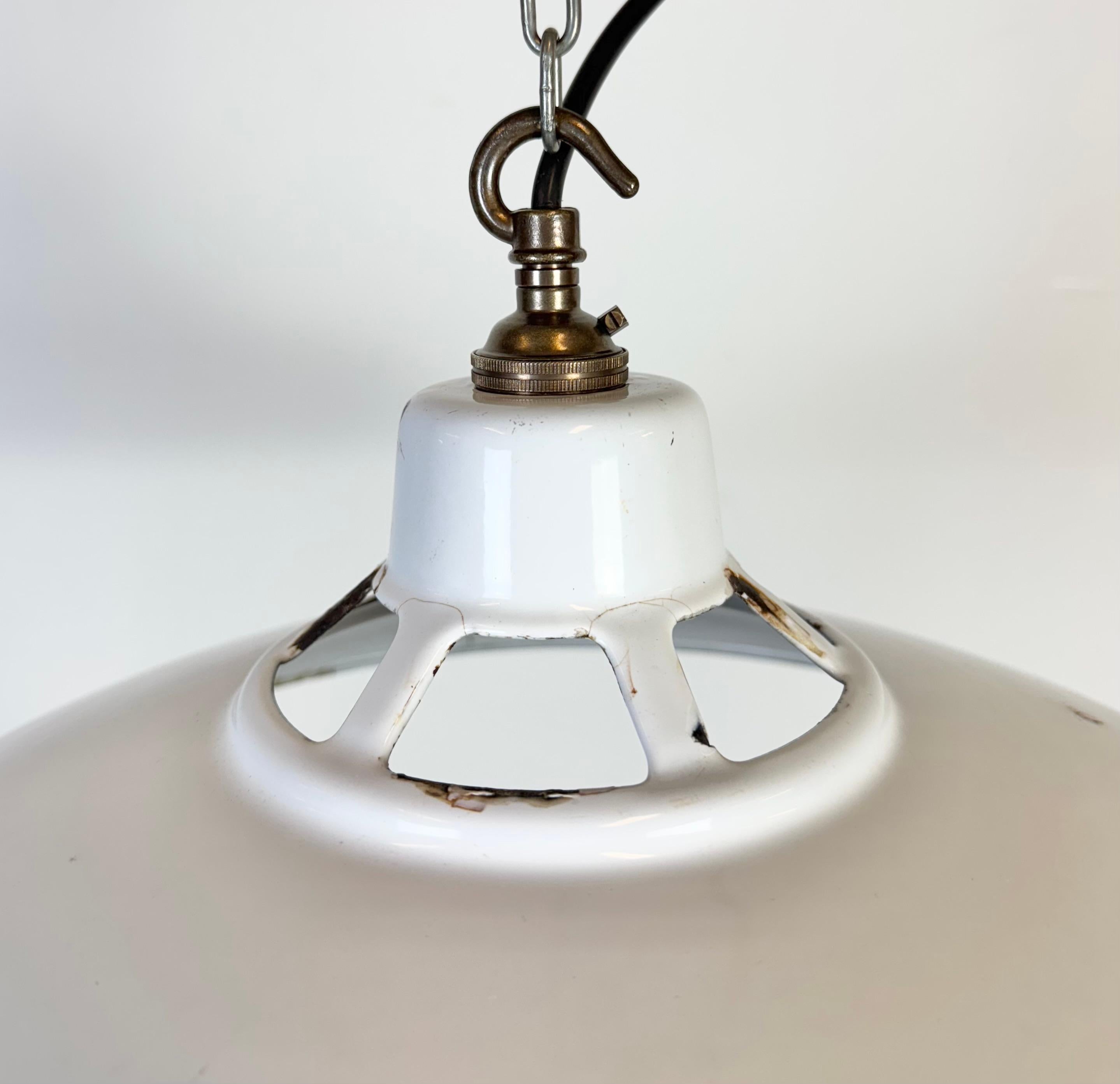 XX secolo Lampada a sospensione industriale a smalto bianco, anni '60 in vendita