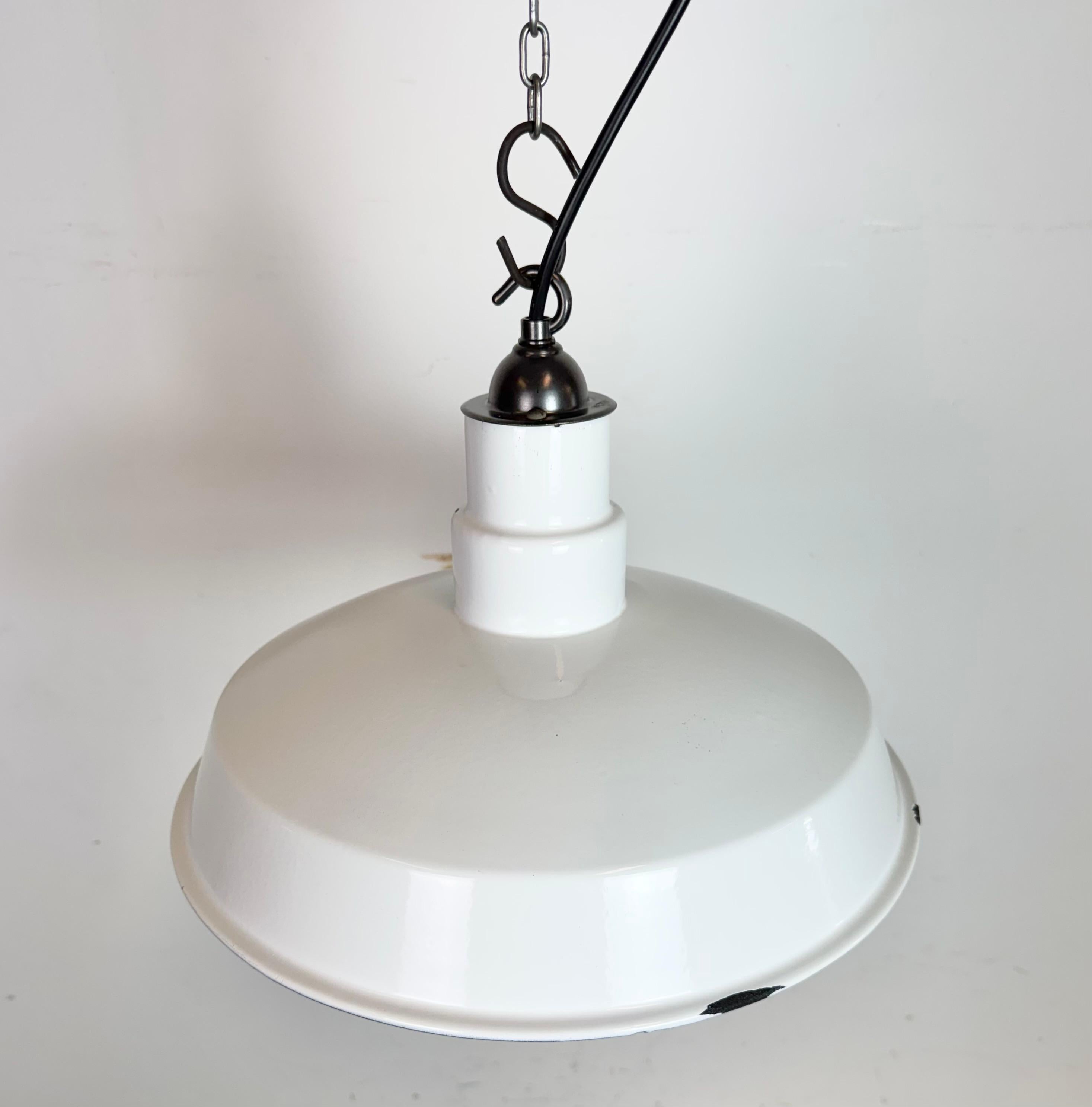 20ième siècle Lampe à suspension industrielle en émail blanc, années 1960 en vente