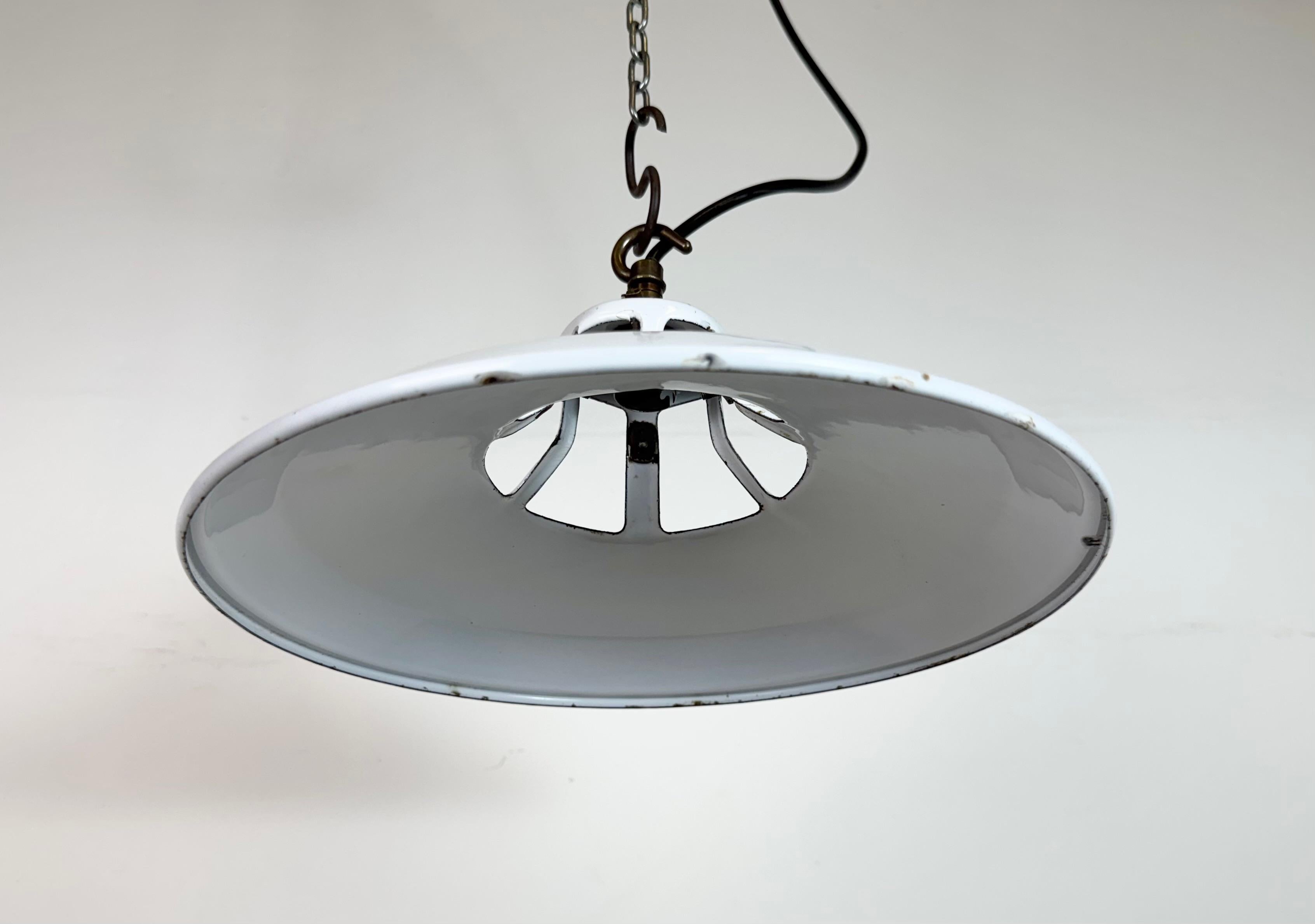 20ième siècle Lampe à suspension industrielle en émail blanc, années 1960 en vente
