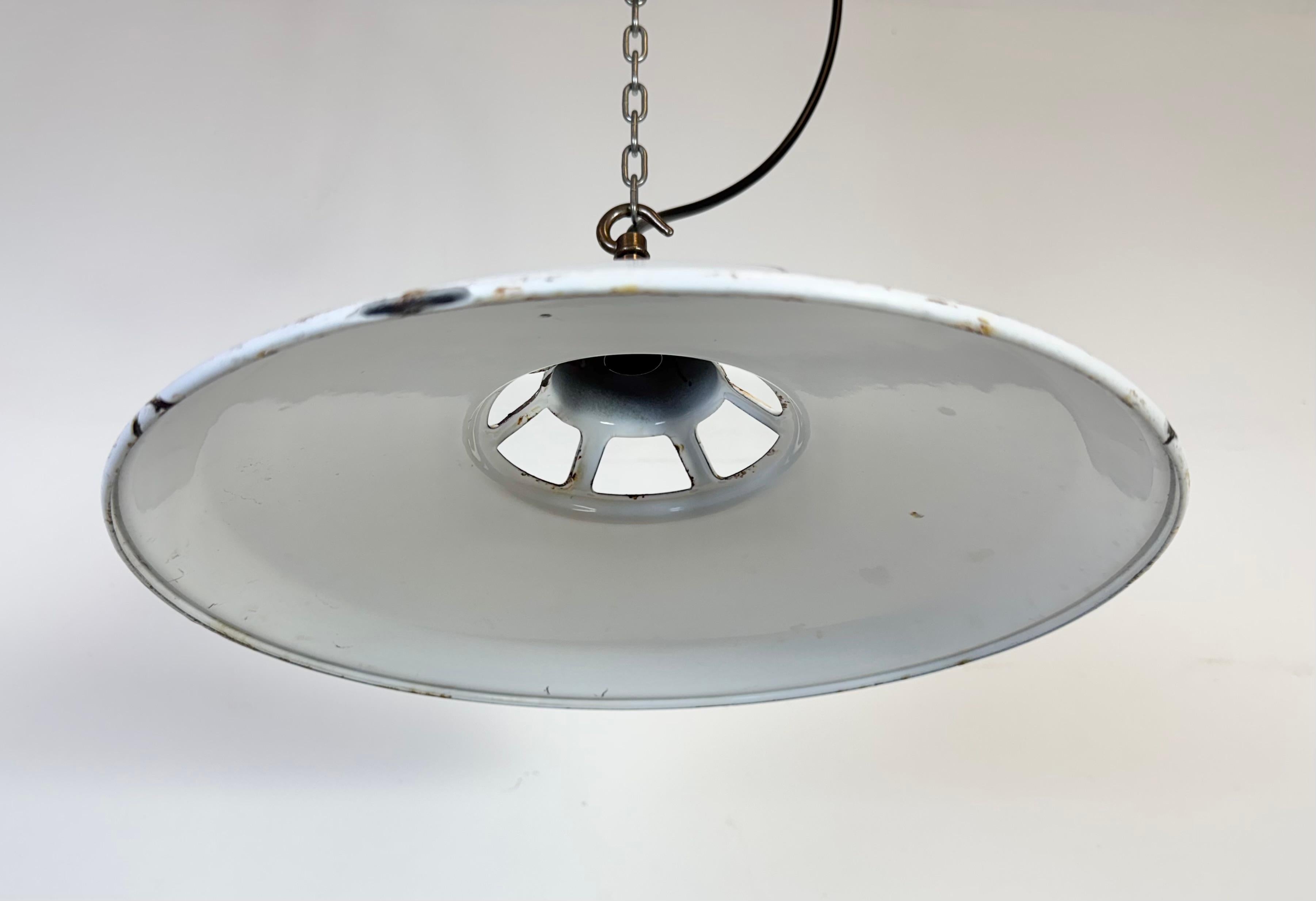 Ottone Lampada a sospensione industriale a smalto bianco, anni '60 in vendita