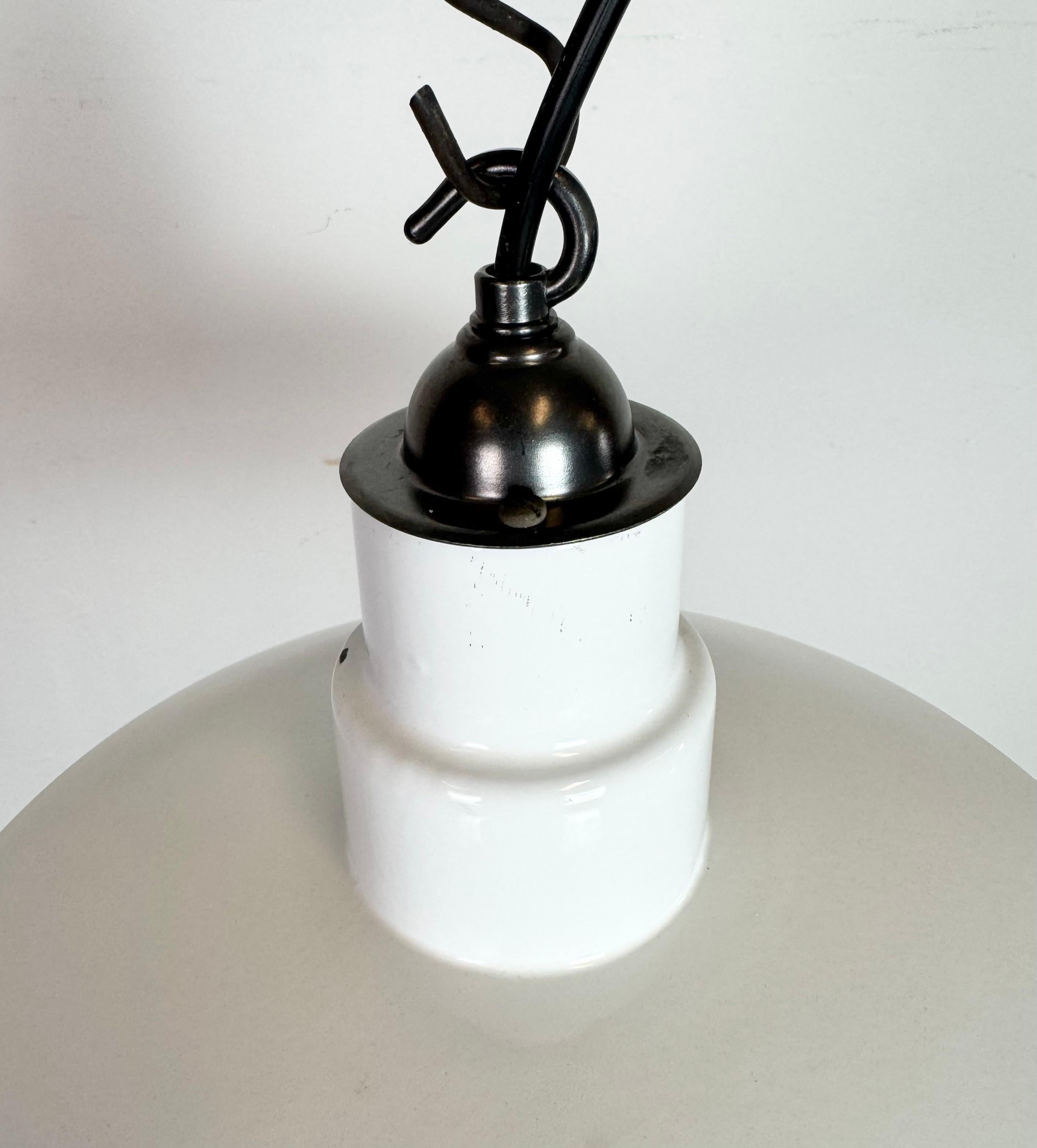 Laiton Lampe à suspension industrielle en émail blanc, années 1960 en vente