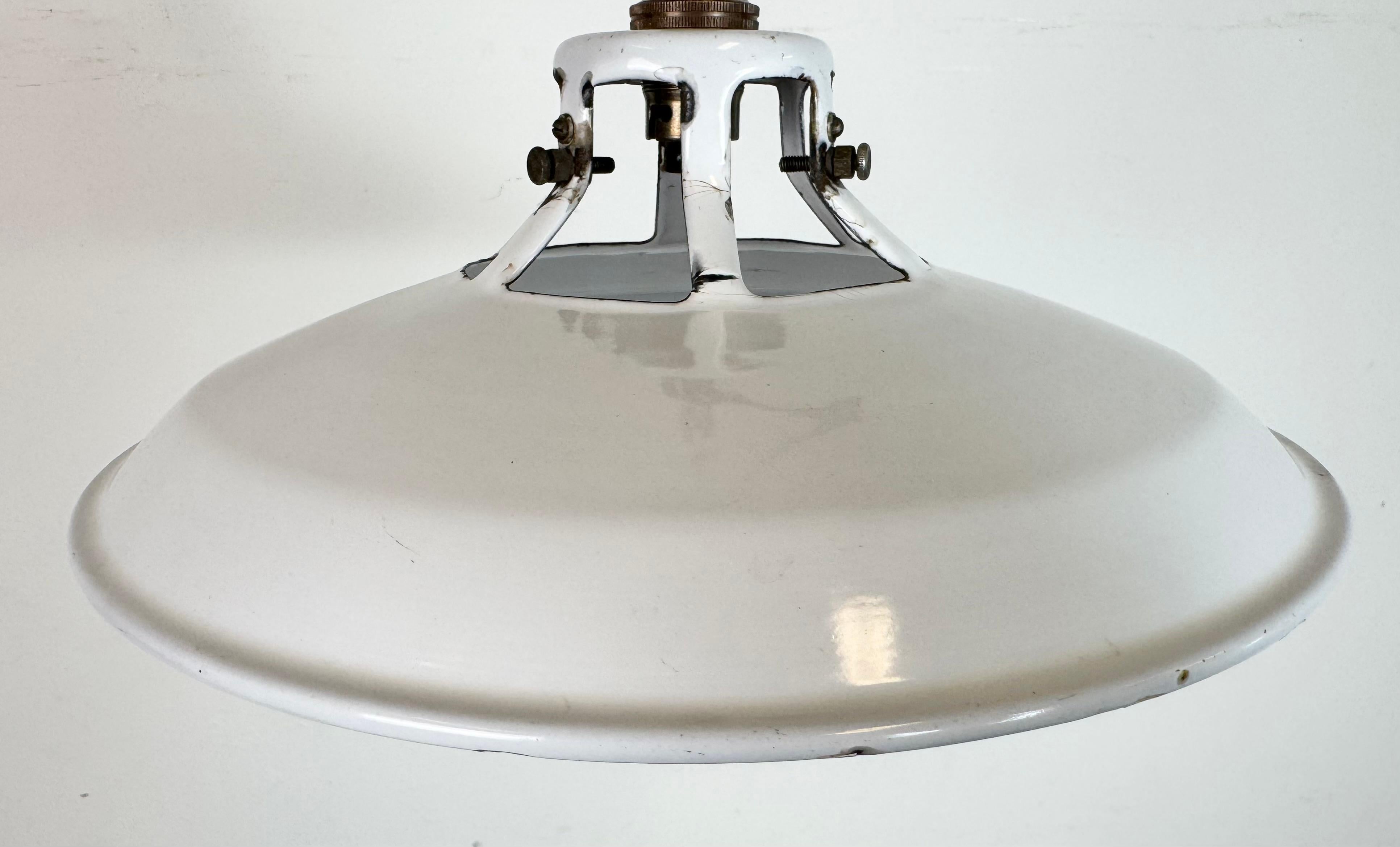 Laiton Lampe à suspension industrielle en émail blanc, années 1960 en vente