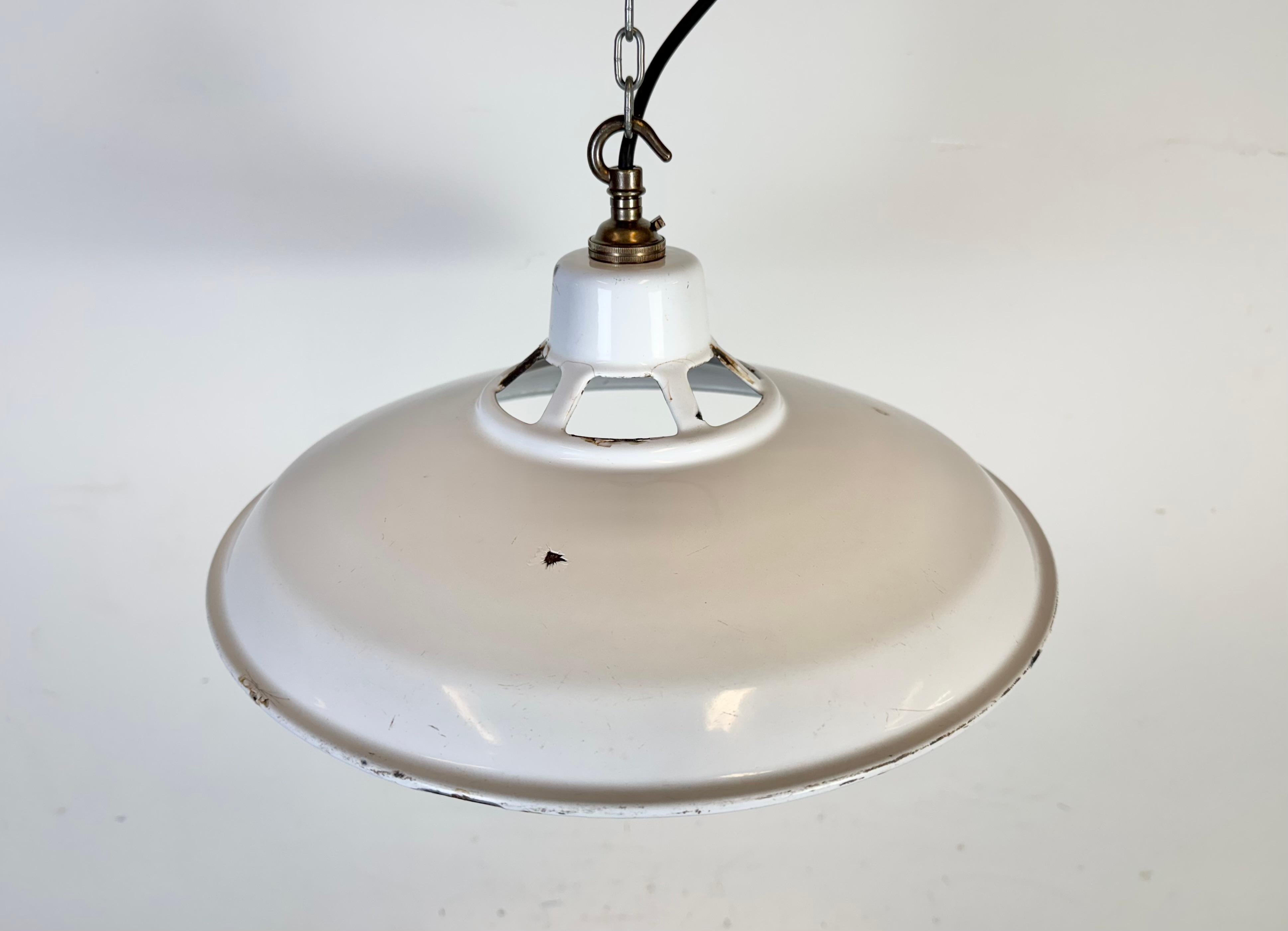 Lampada a sospensione industriale a smalto bianco, anni '60 in vendita 1