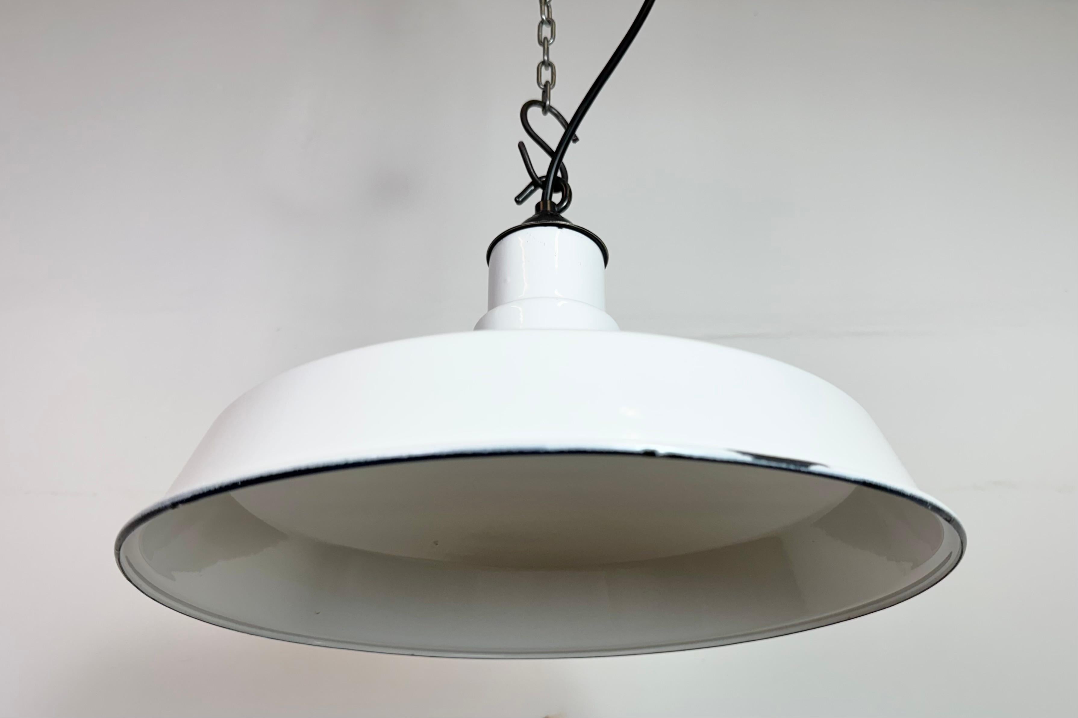 Lampe à suspension industrielle en émail blanc, années 1960 en vente 1