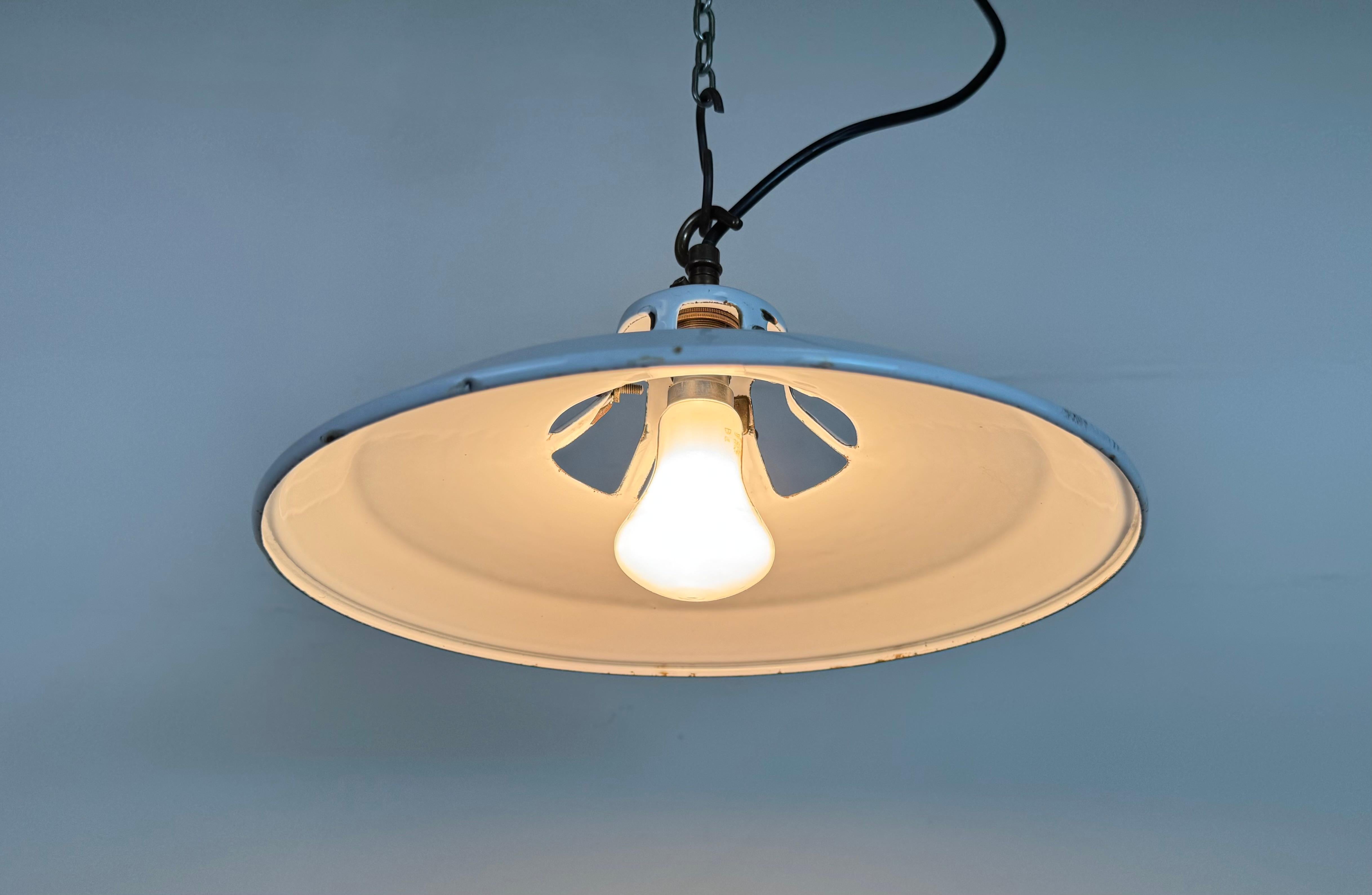 Lampe à suspension industrielle en émail blanc, années 1960 en vente 1