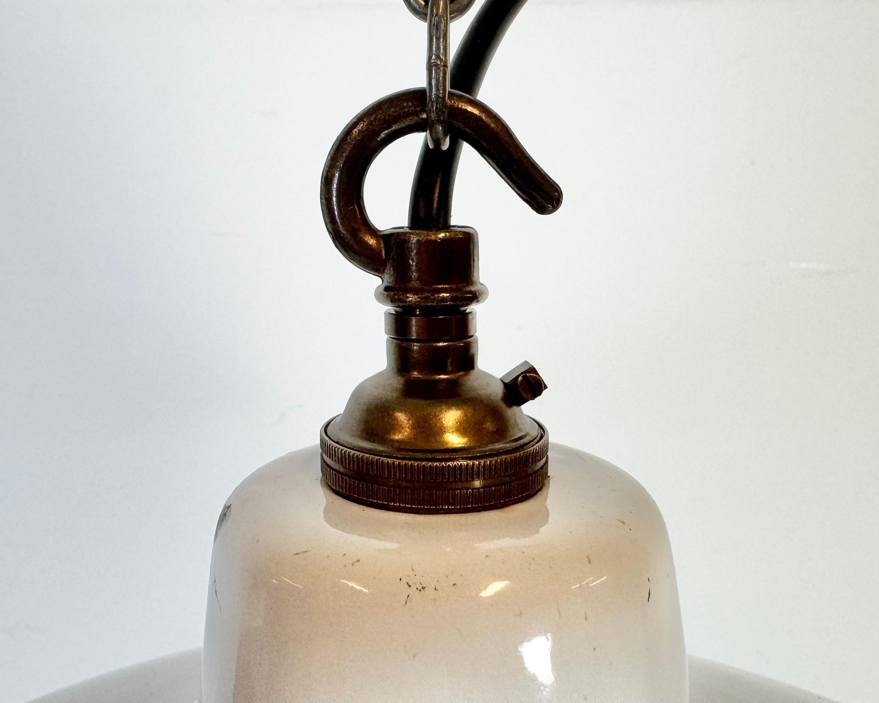 Lampada a sospensione industriale a smalto bianco, anni '60 in vendita 2