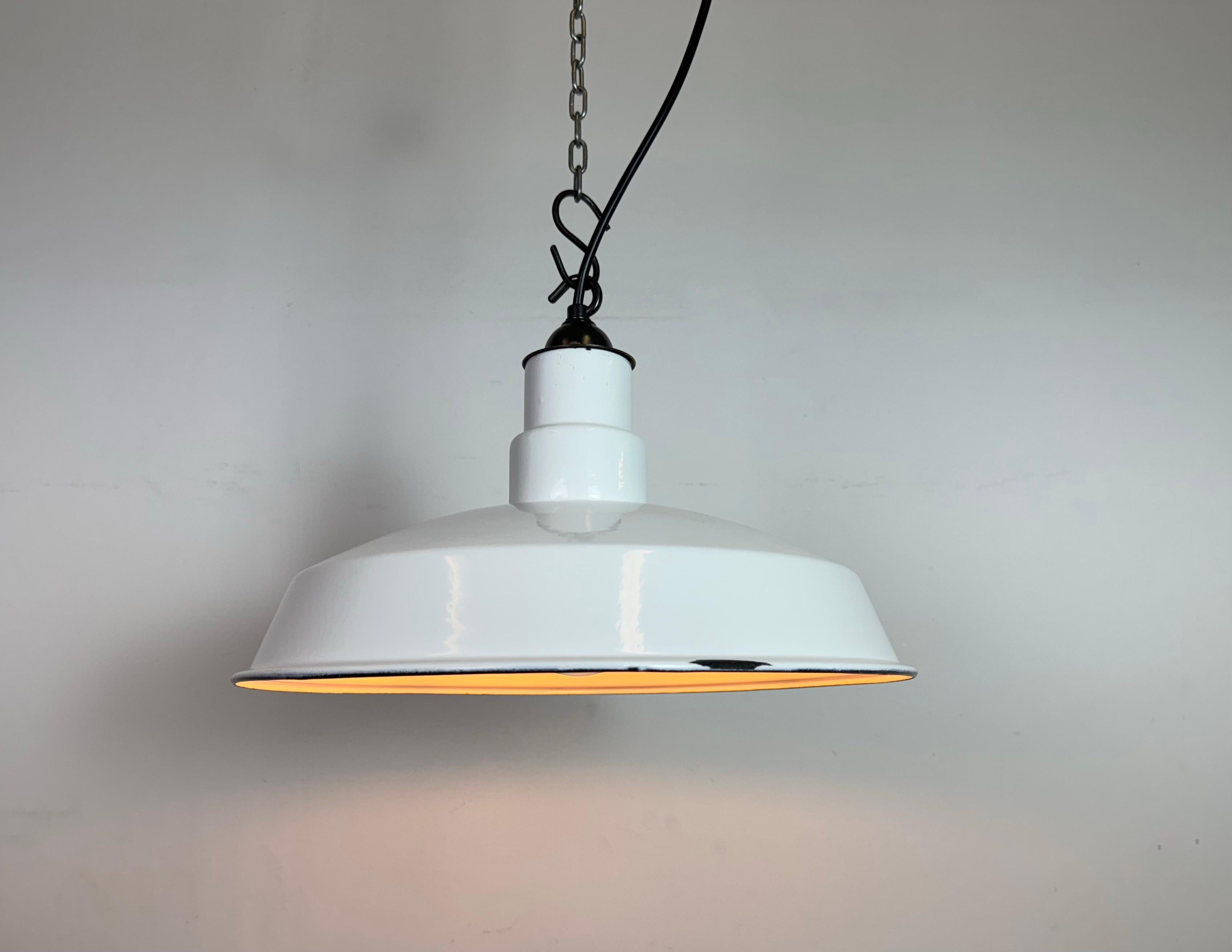 Lampe à suspension industrielle en émail blanc, années 1960 en vente 2