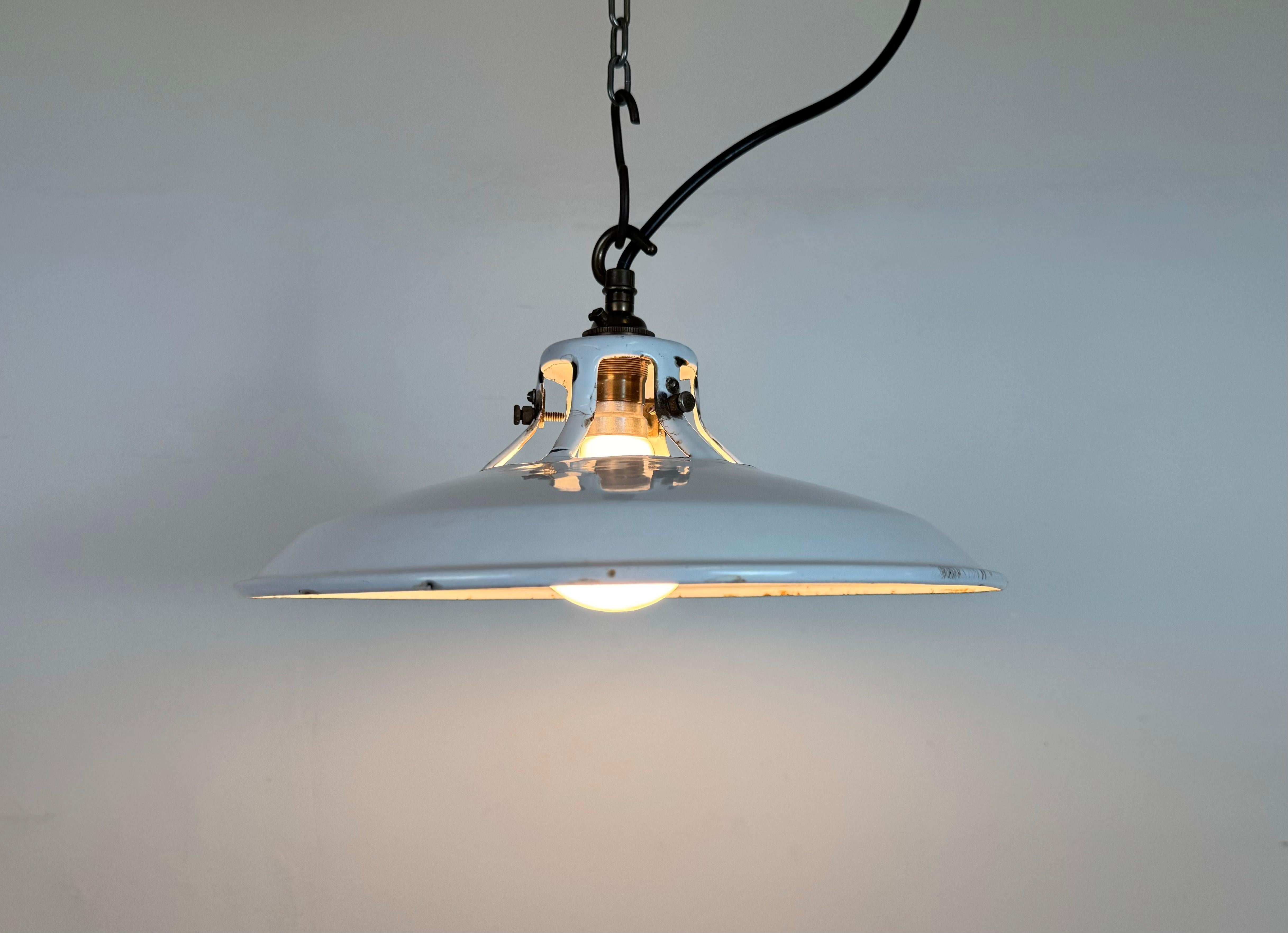 Lampe à suspension industrielle en émail blanc, années 1960 en vente 2