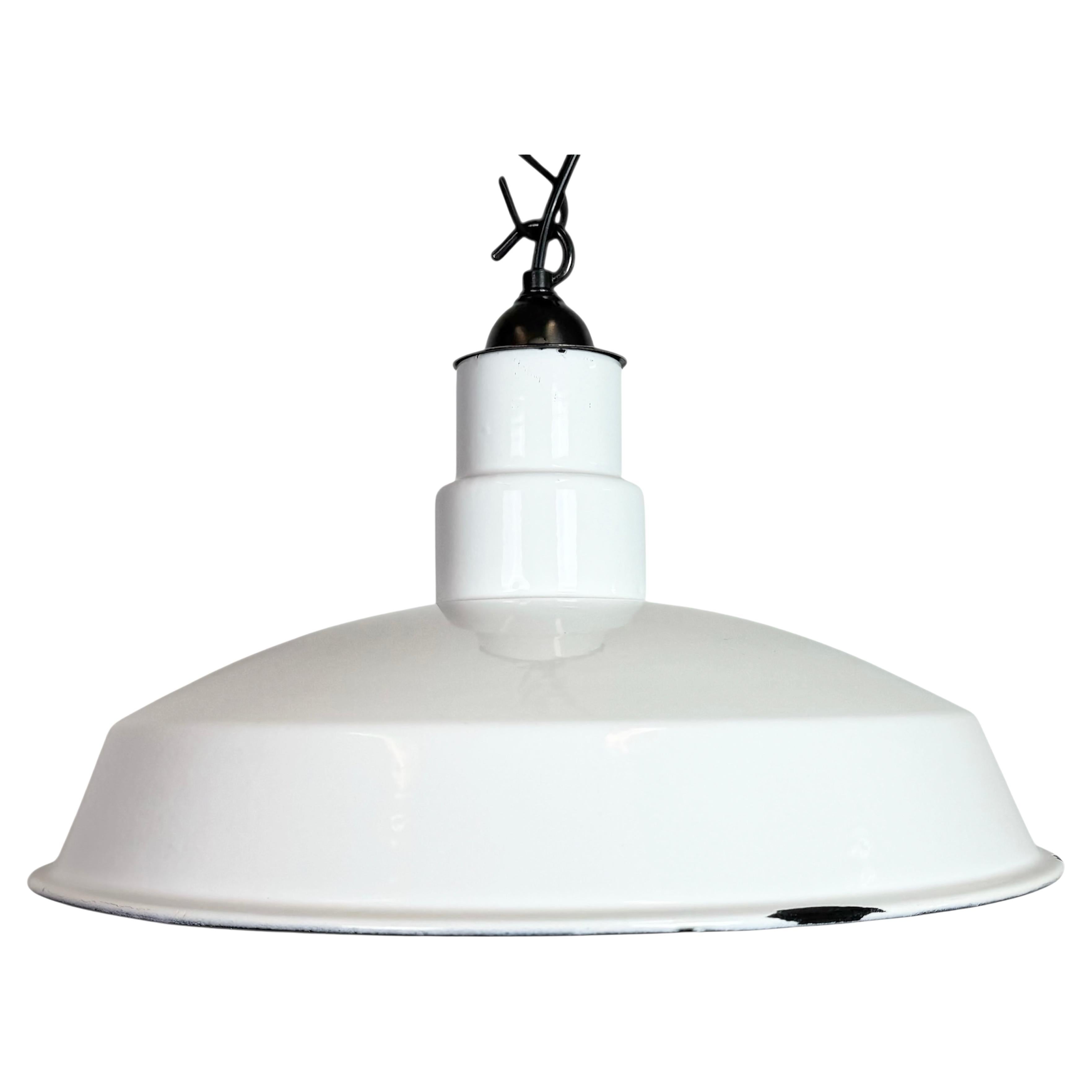 Lampe à suspension industrielle en émail blanc, années 1960 en vente