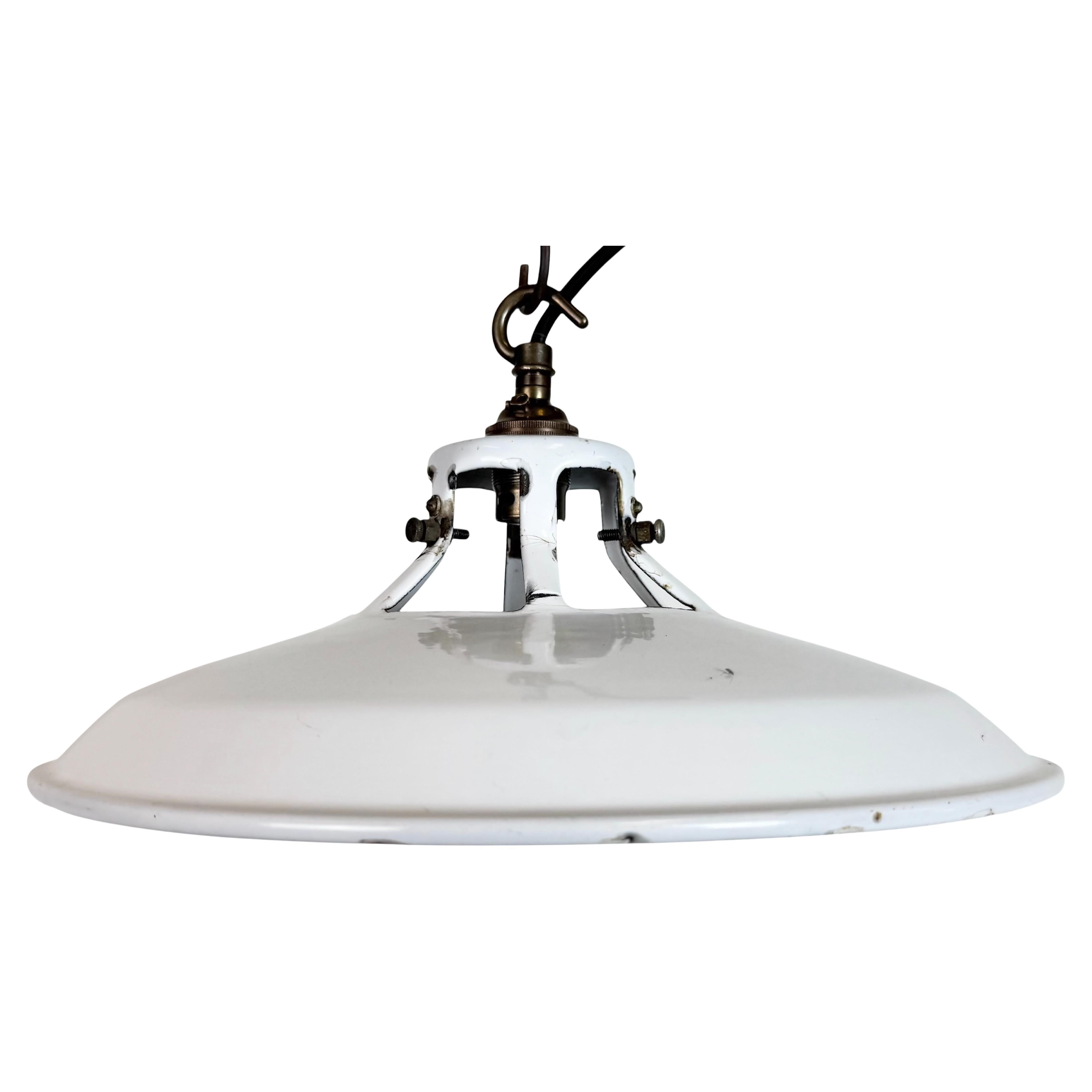 Lampe à suspension industrielle en émail blanc, années 1960 en vente