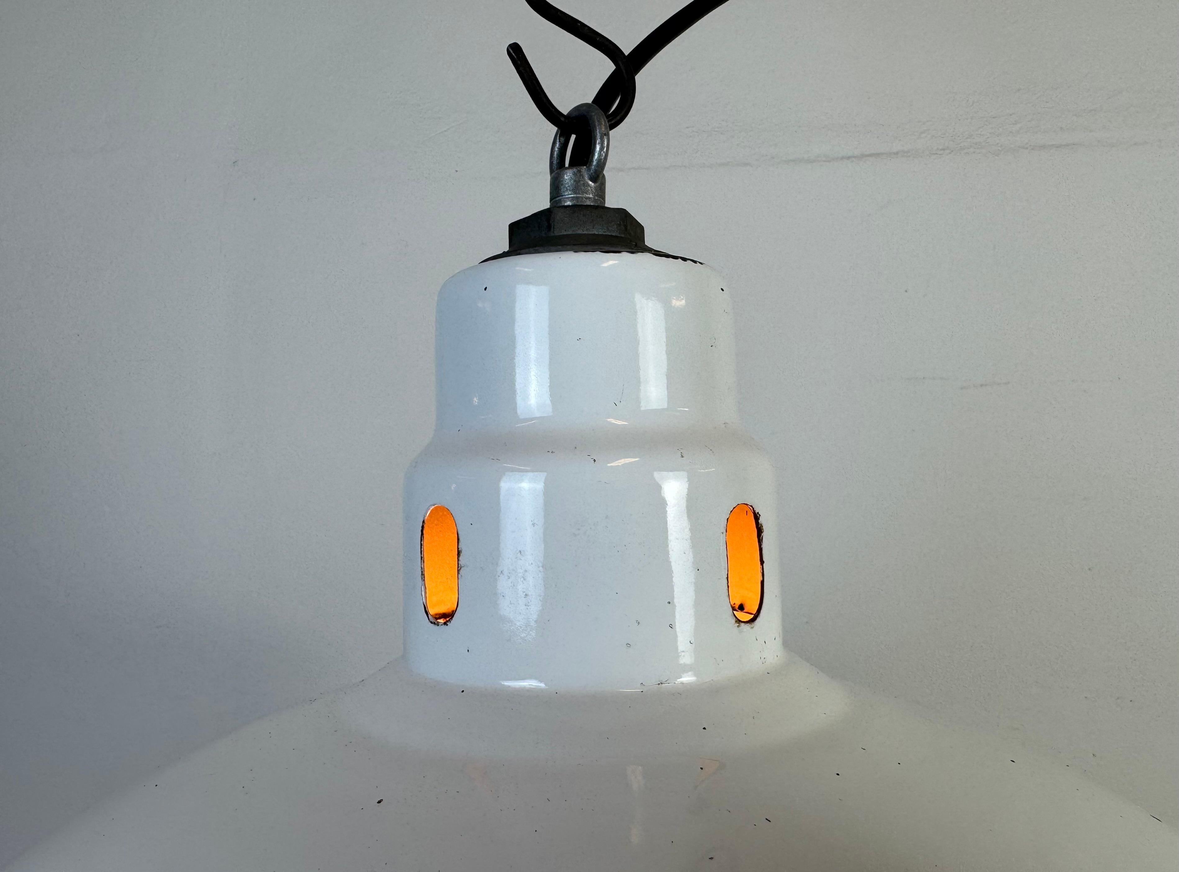Lampada a sospensione industriale a smalto bianco di Abolite, anni '60 in vendita 4