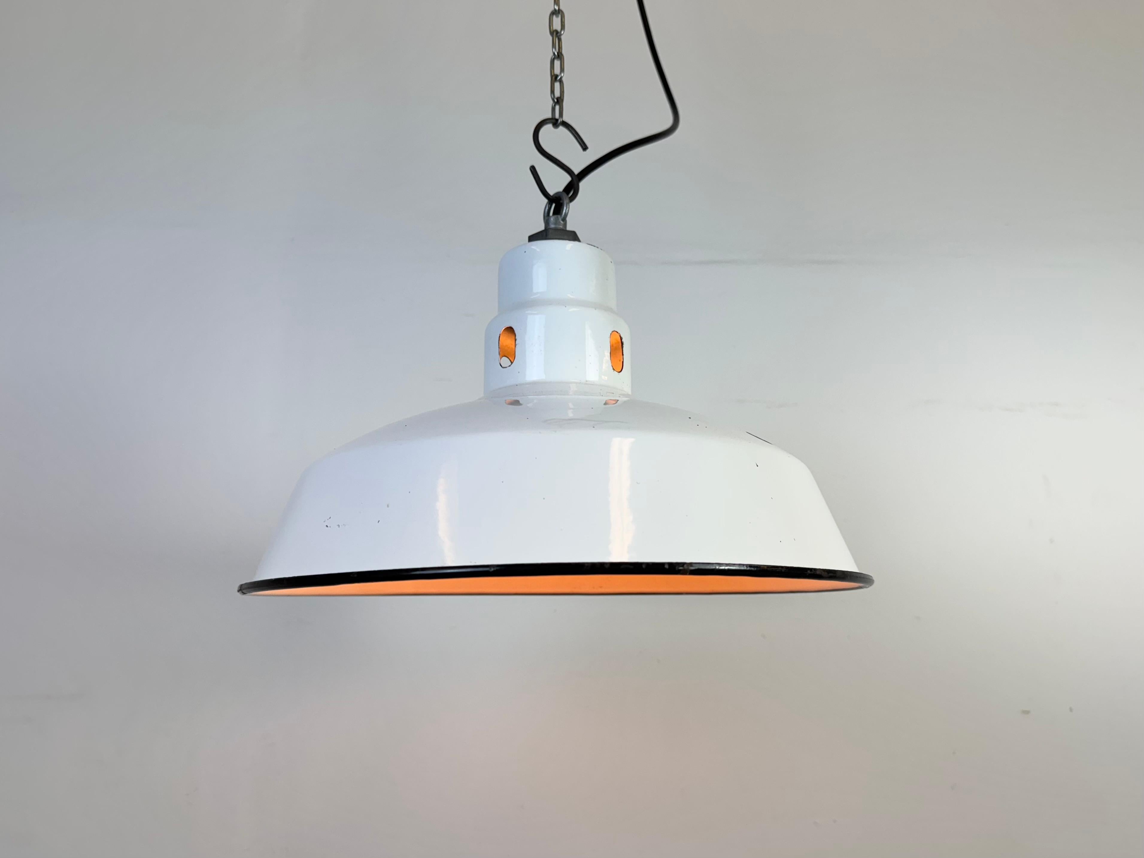 Lampada a sospensione industriale a smalto bianco di Abolite, anni '60 in vendita 5