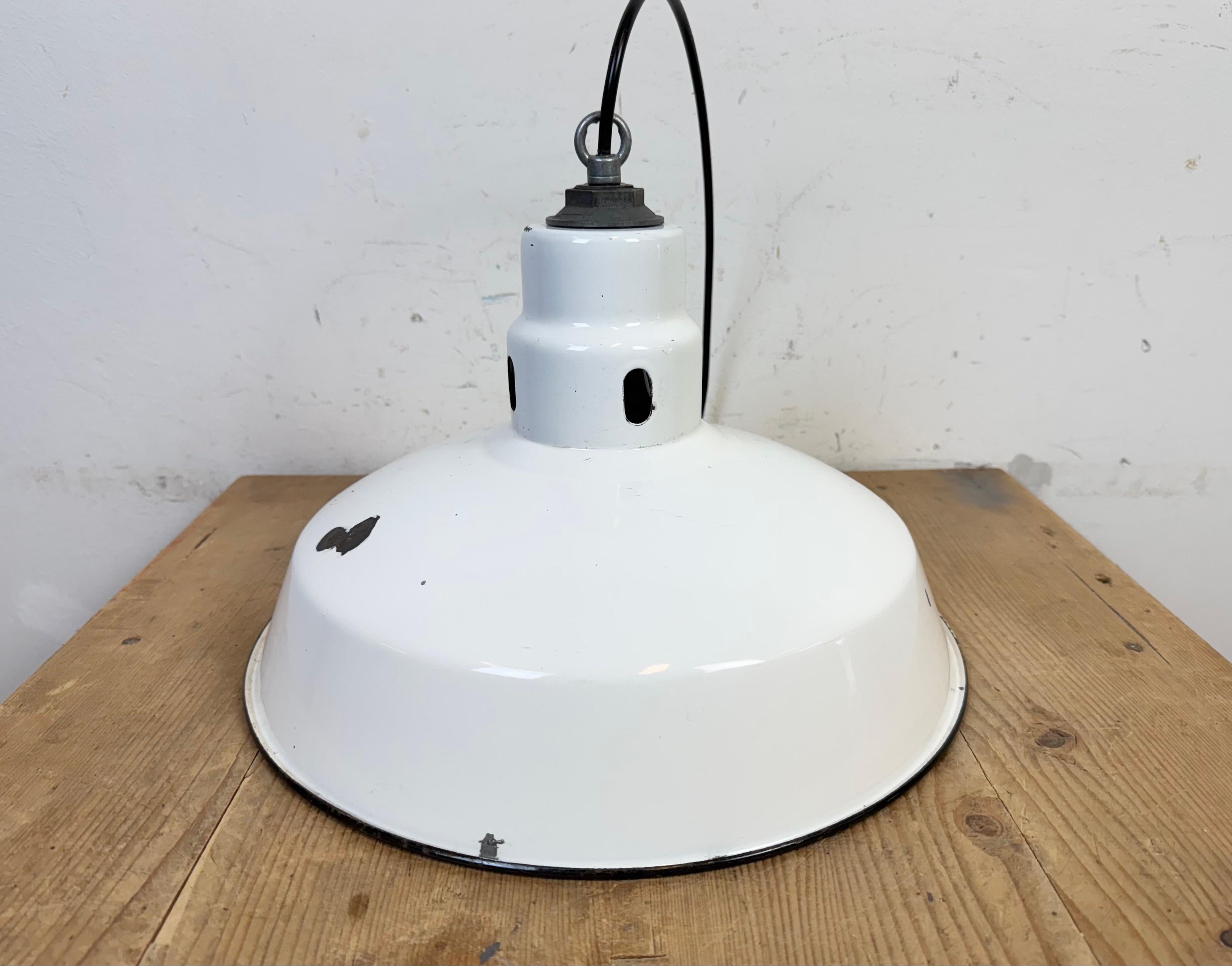 Lampada a sospensione industriale a smalto bianco di Abolite, anni '60 in vendita 6