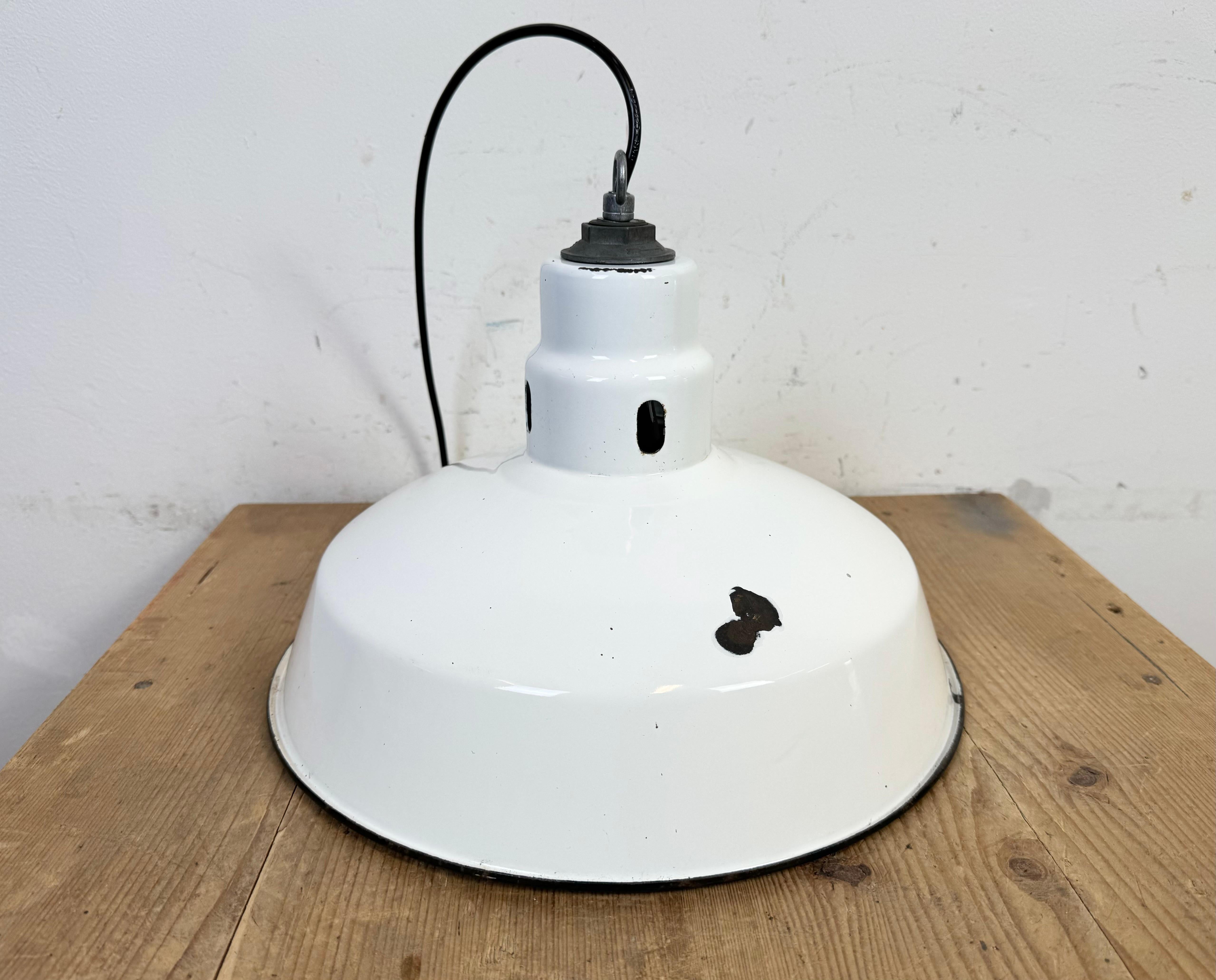 Lampada a sospensione industriale a smalto bianco di Abolite, anni '60 in vendita 7