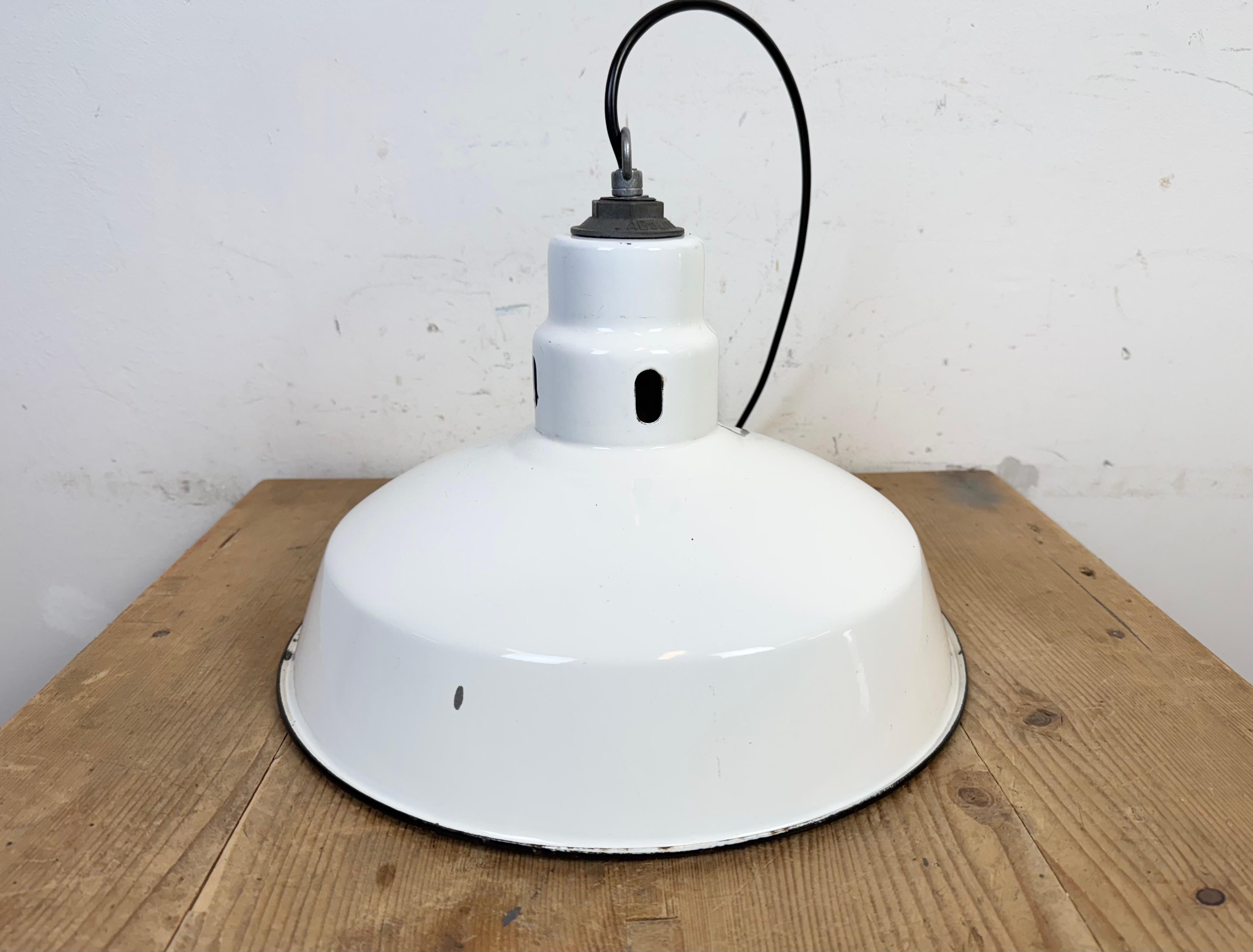 Lampada a sospensione industriale a smalto bianco di Abolite, anni '60 in vendita 10