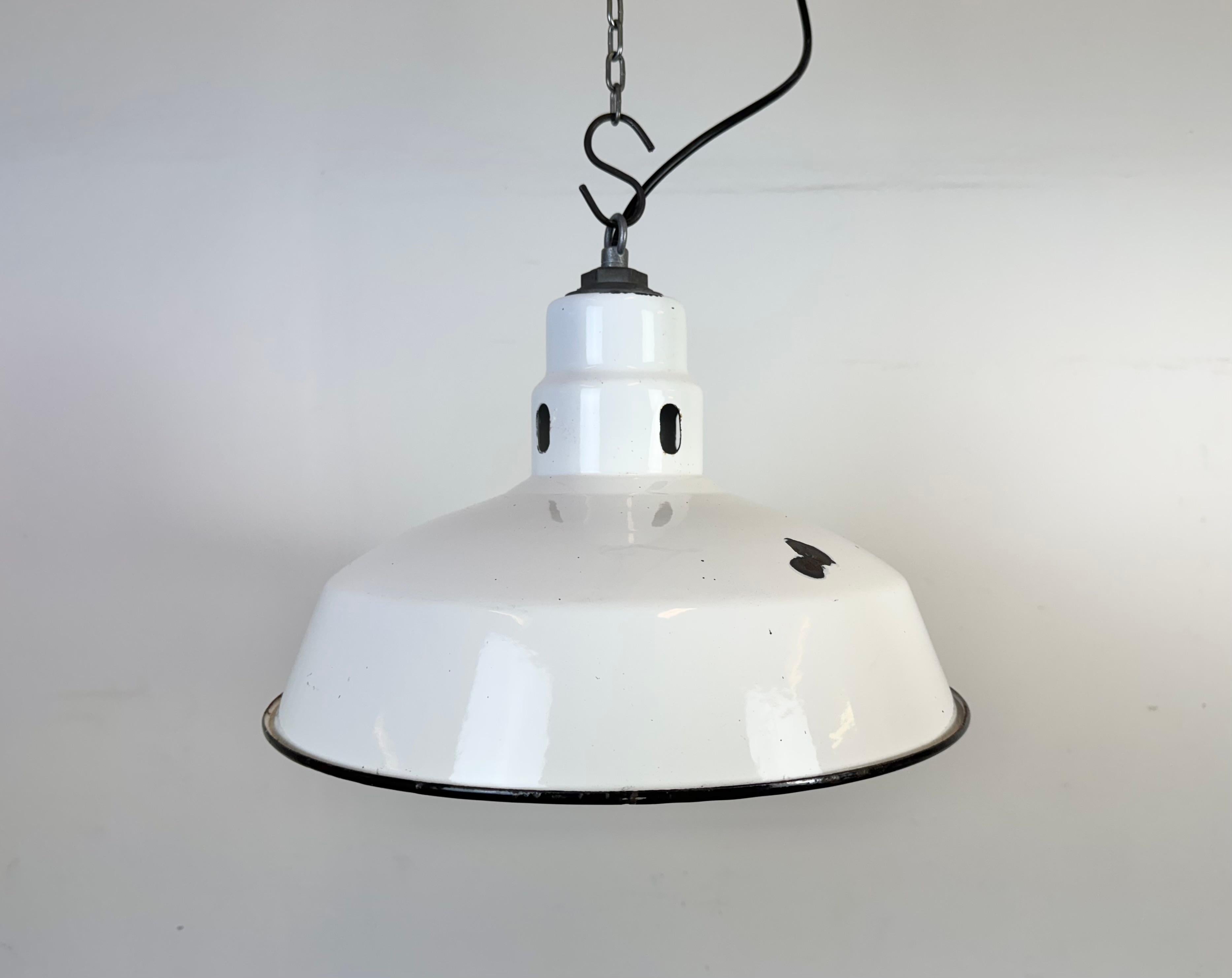Lampada a sospensione industriale in smalto bianco realizzata da Abolite negli Stati Uniti durante gli anni '60. Smalto bianco all'interno del paralume. Top in ferro. L'attacco richiede lampadine standard E27/E26. Un nuovo cavo. Il peso della