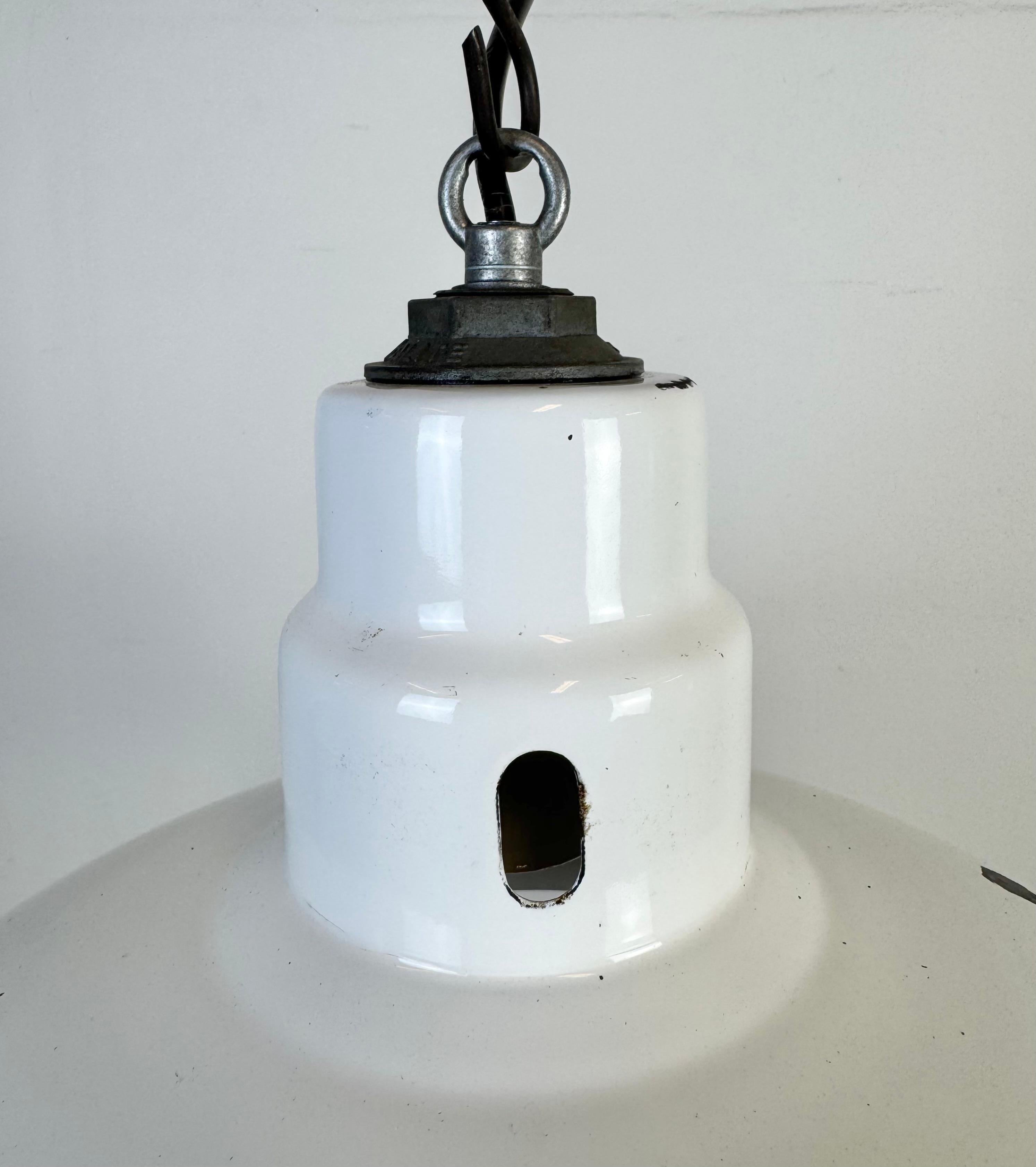 Lampada a sospensione industriale a smalto bianco di Abolite, anni '60 In condizioni buone in vendita a Kojetice, CZ