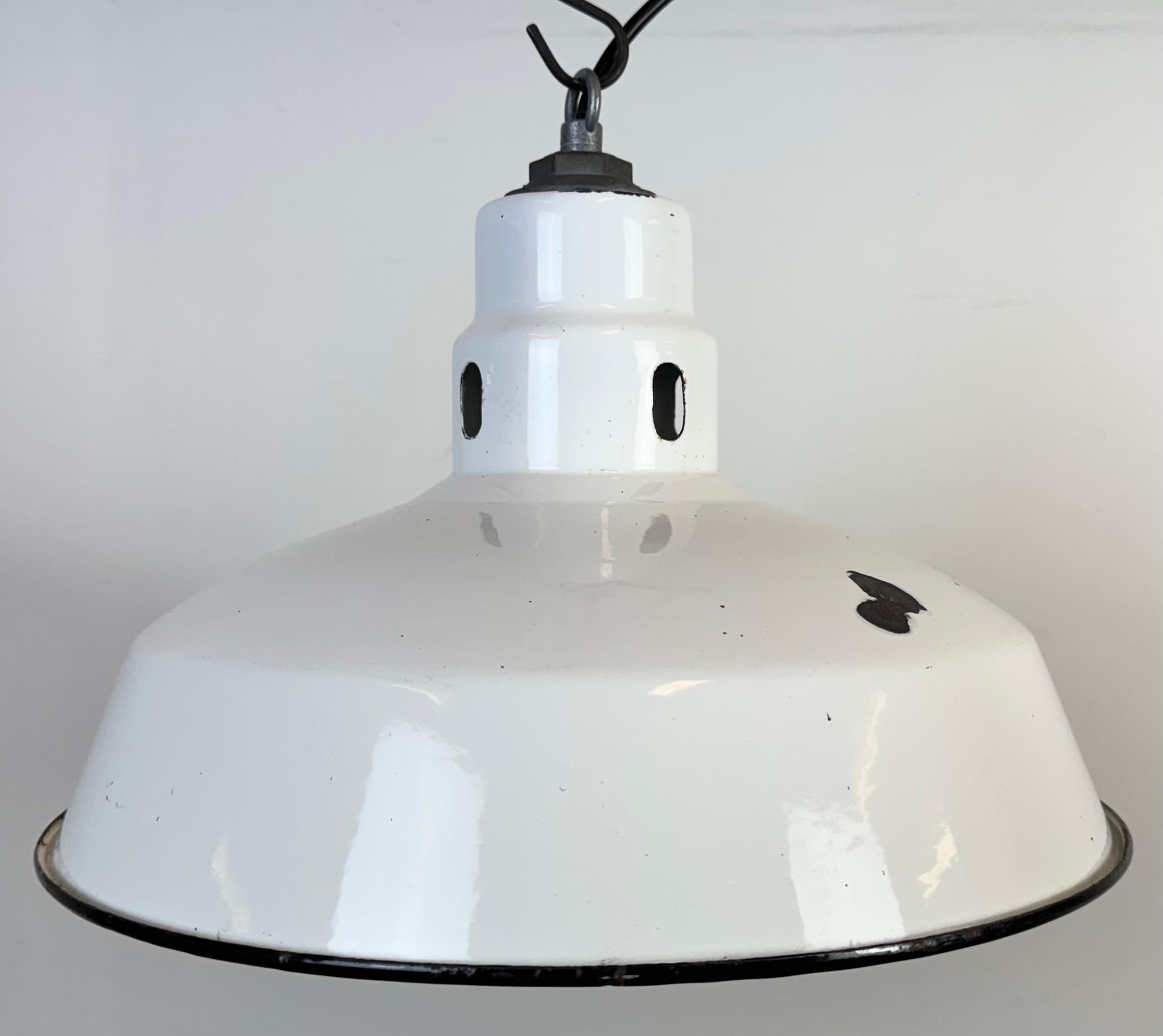 XX secolo Lampada a sospensione industriale a smalto bianco di Abolite, anni '60 in vendita