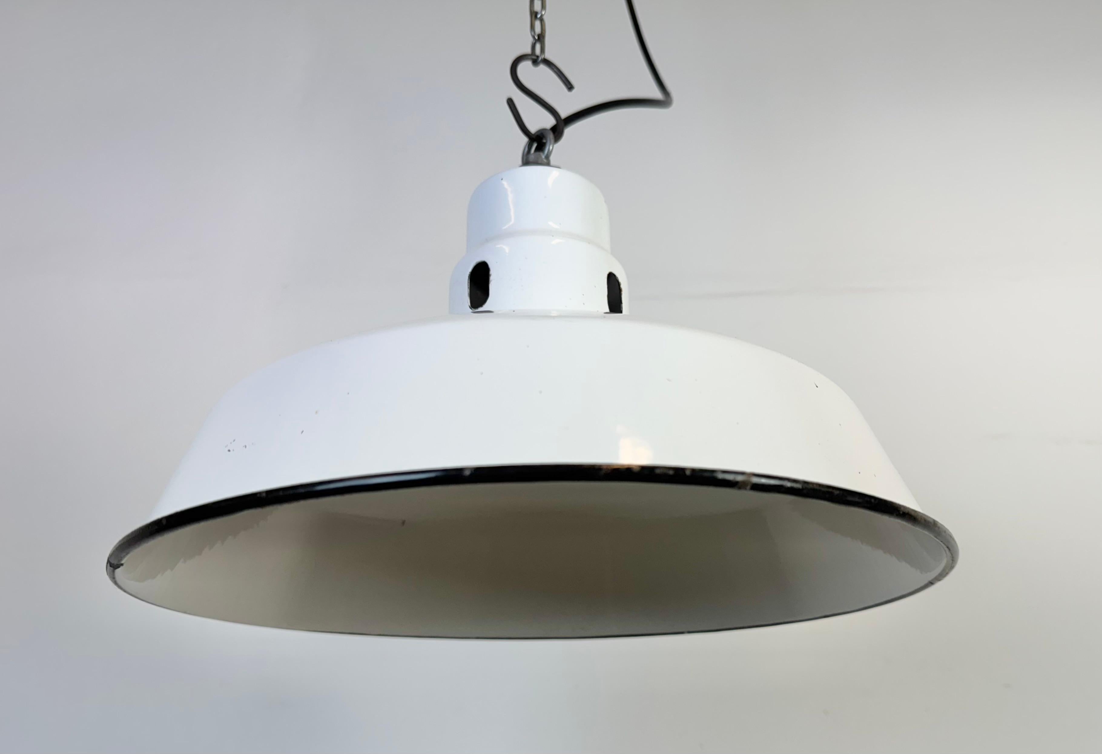Smalto Lampada a sospensione industriale a smalto bianco di Abolite, anni '60 in vendita