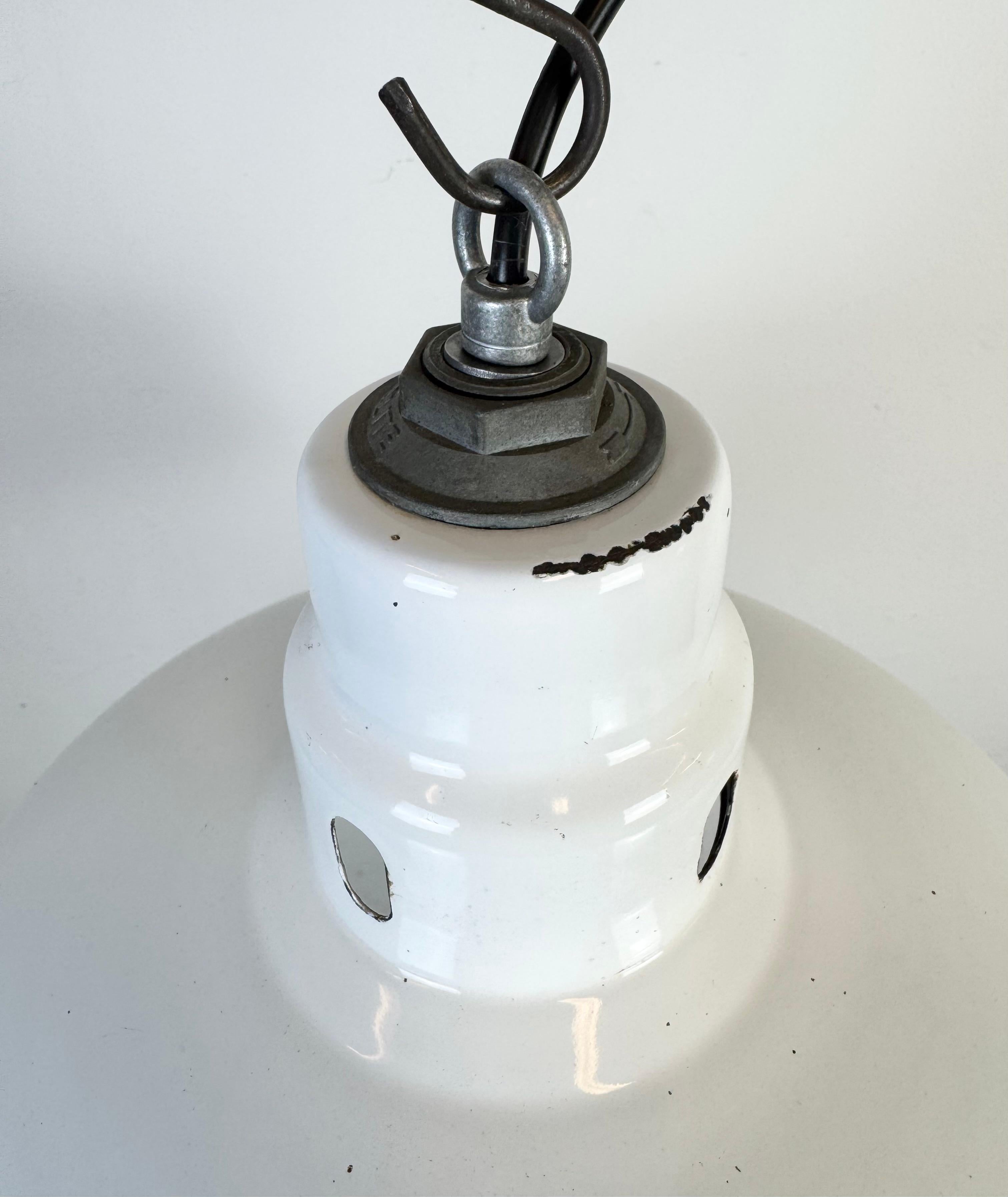 Lampada a sospensione industriale a smalto bianco di Abolite, anni '60 in vendita 1