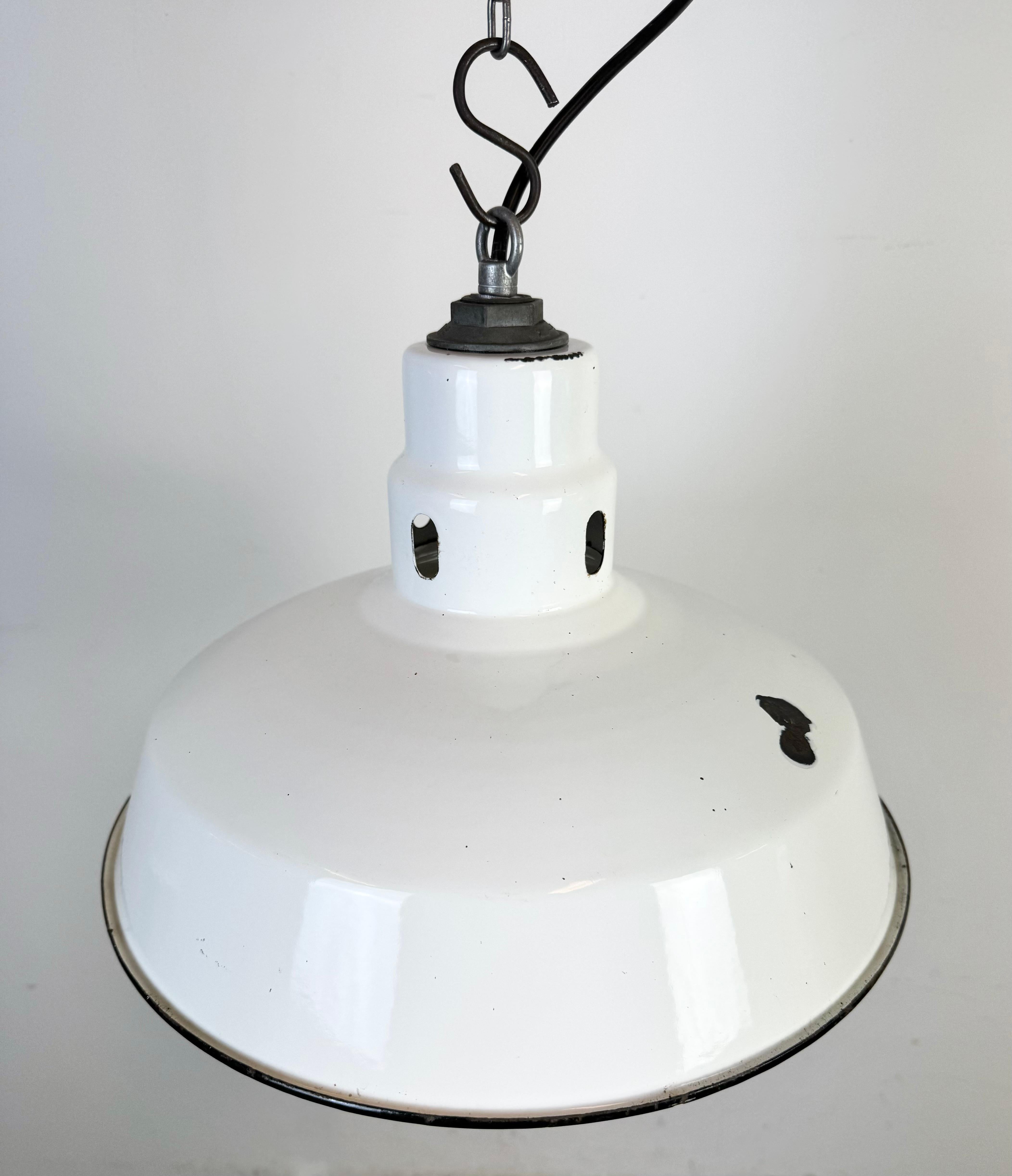 Lampada a sospensione industriale a smalto bianco di Abolite, anni '60 in vendita 2