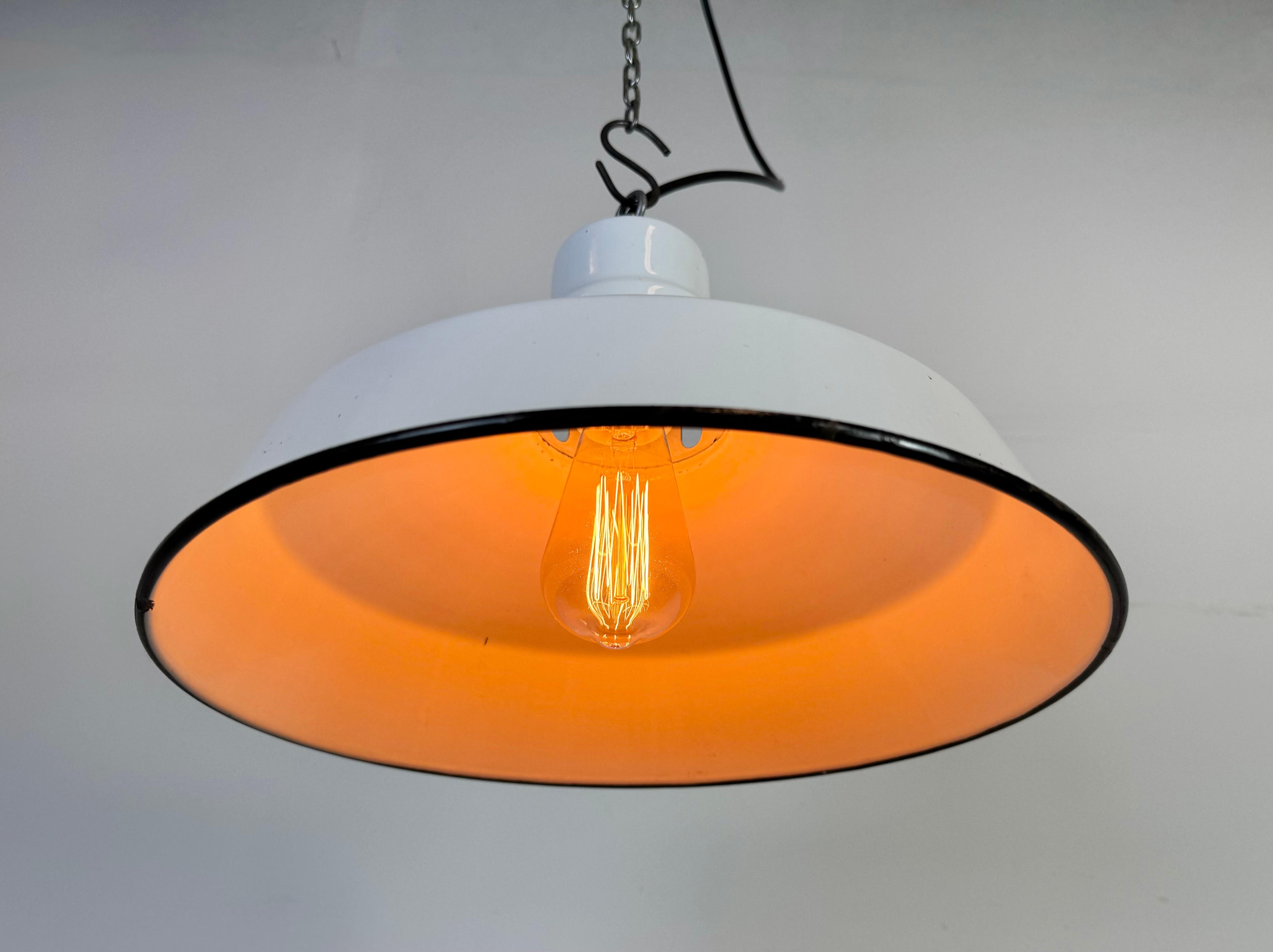 Lampada a sospensione industriale a smalto bianco di Abolite, anni '60 in vendita 3