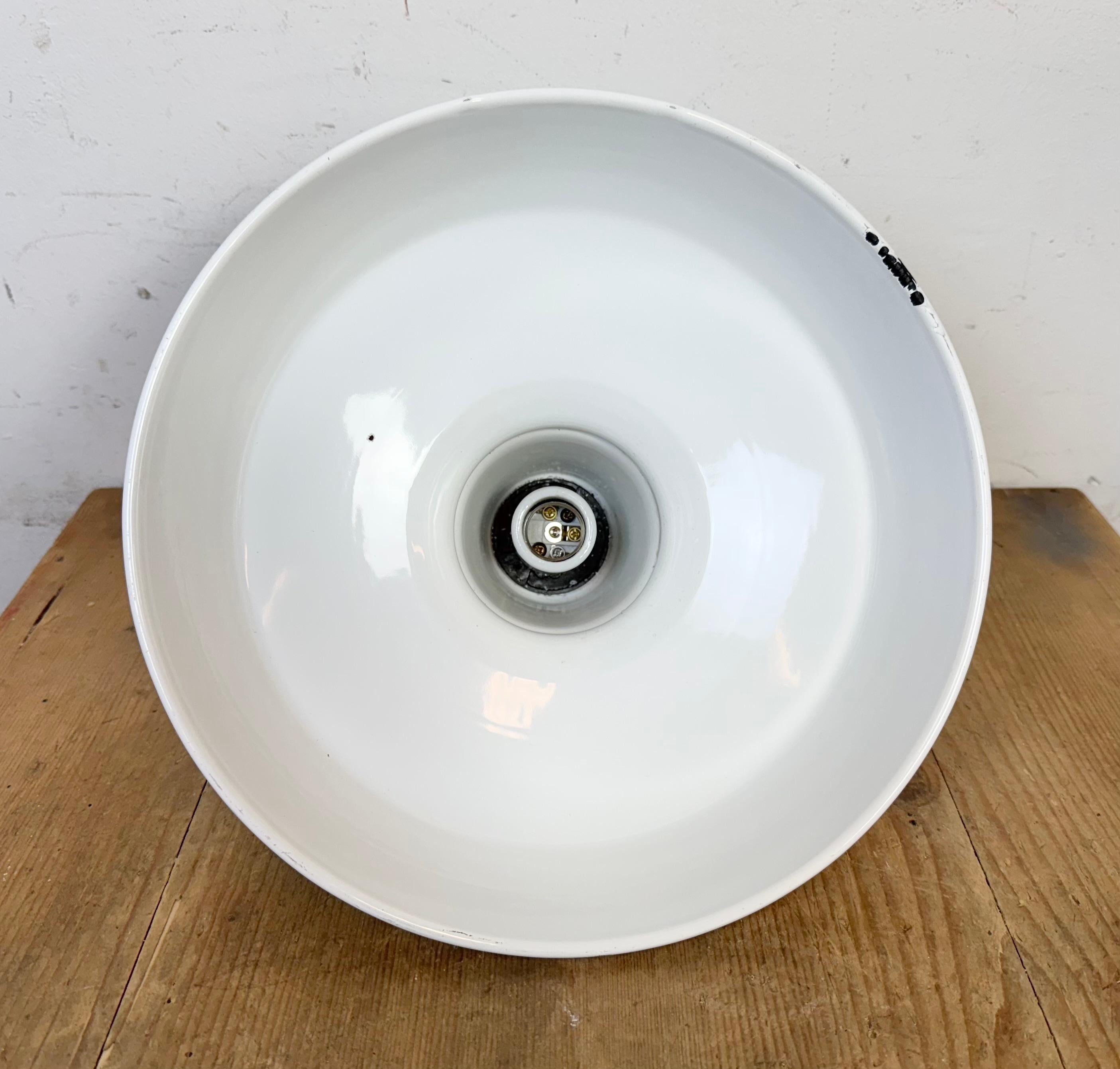 Lampada a sospensione industriale a smalto bianco di Benjamin USA, anni '60 in vendita 3