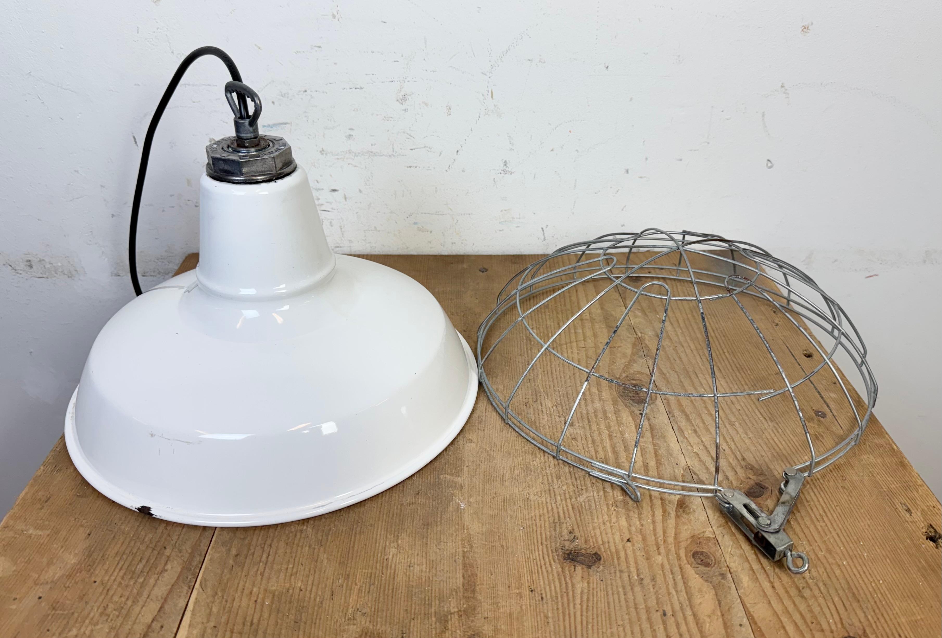 Lampada a sospensione industriale a smalto bianco di Benjamin USA, anni '60 in vendita 5