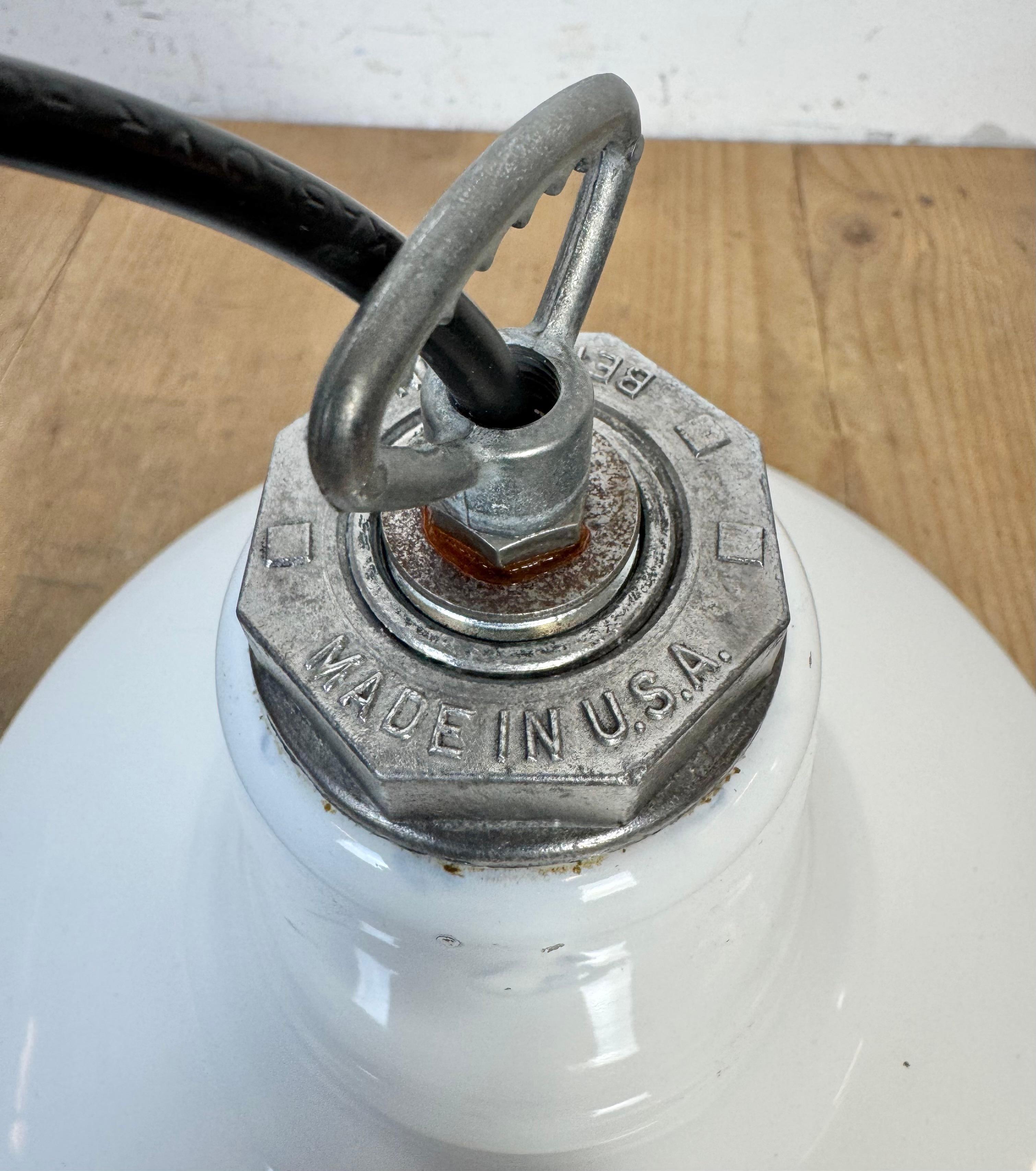 Lampada a sospensione industriale a smalto bianco di Benjamin USA, anni '60 in vendita 6