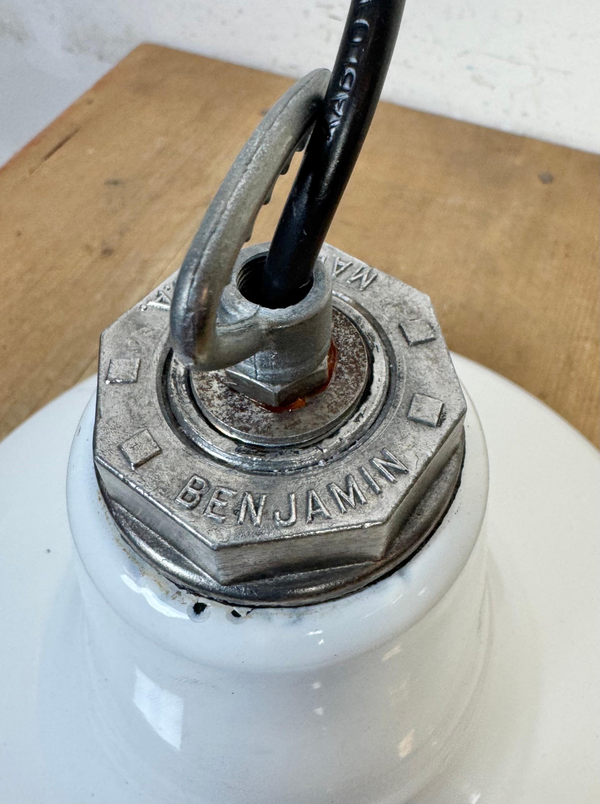 Lampada a sospensione industriale a smalto bianco di Benjamin USA, anni '60 in vendita 7