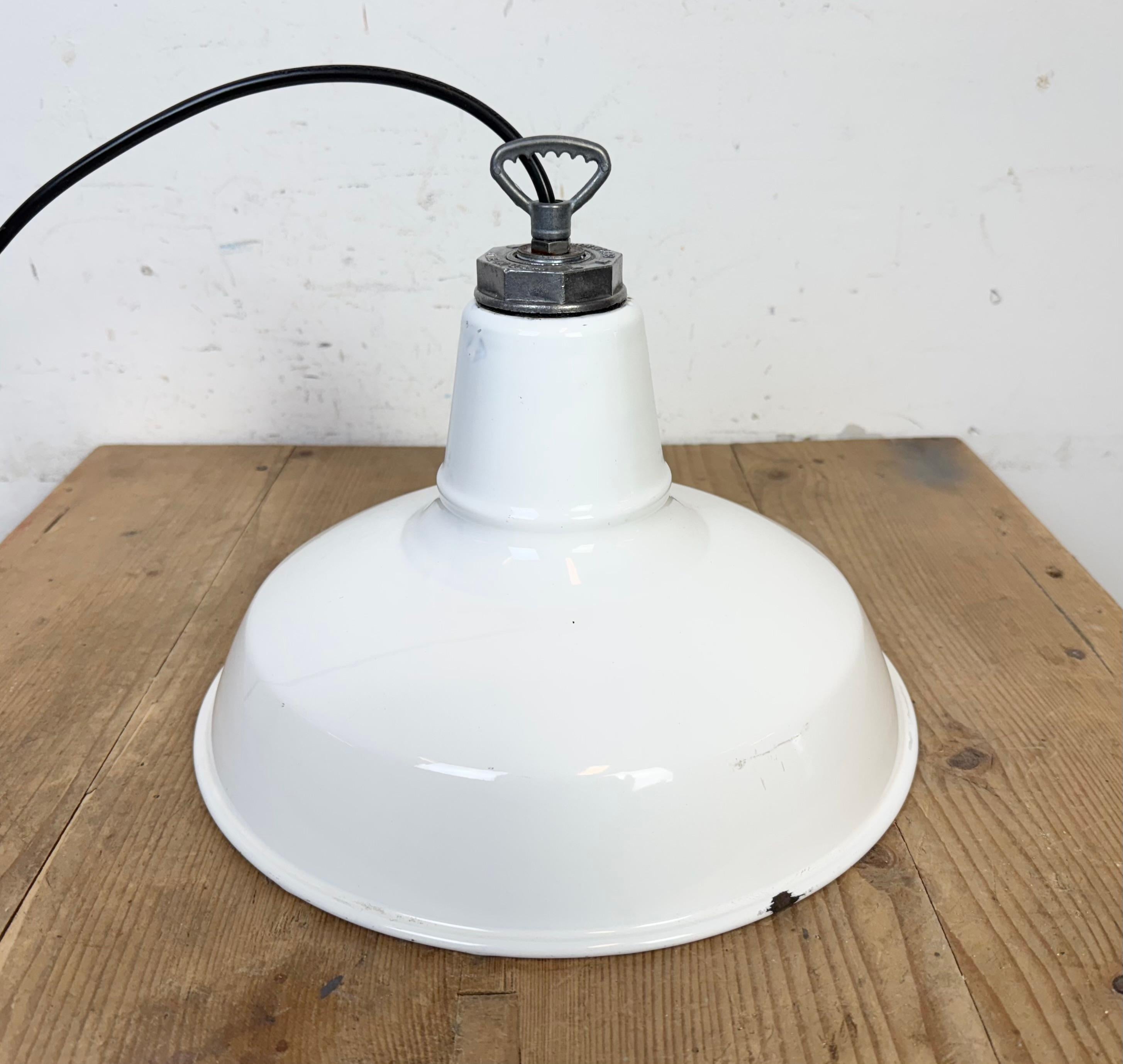Lampada a sospensione industriale a smalto bianco di Benjamin USA, anni '60 in vendita 8