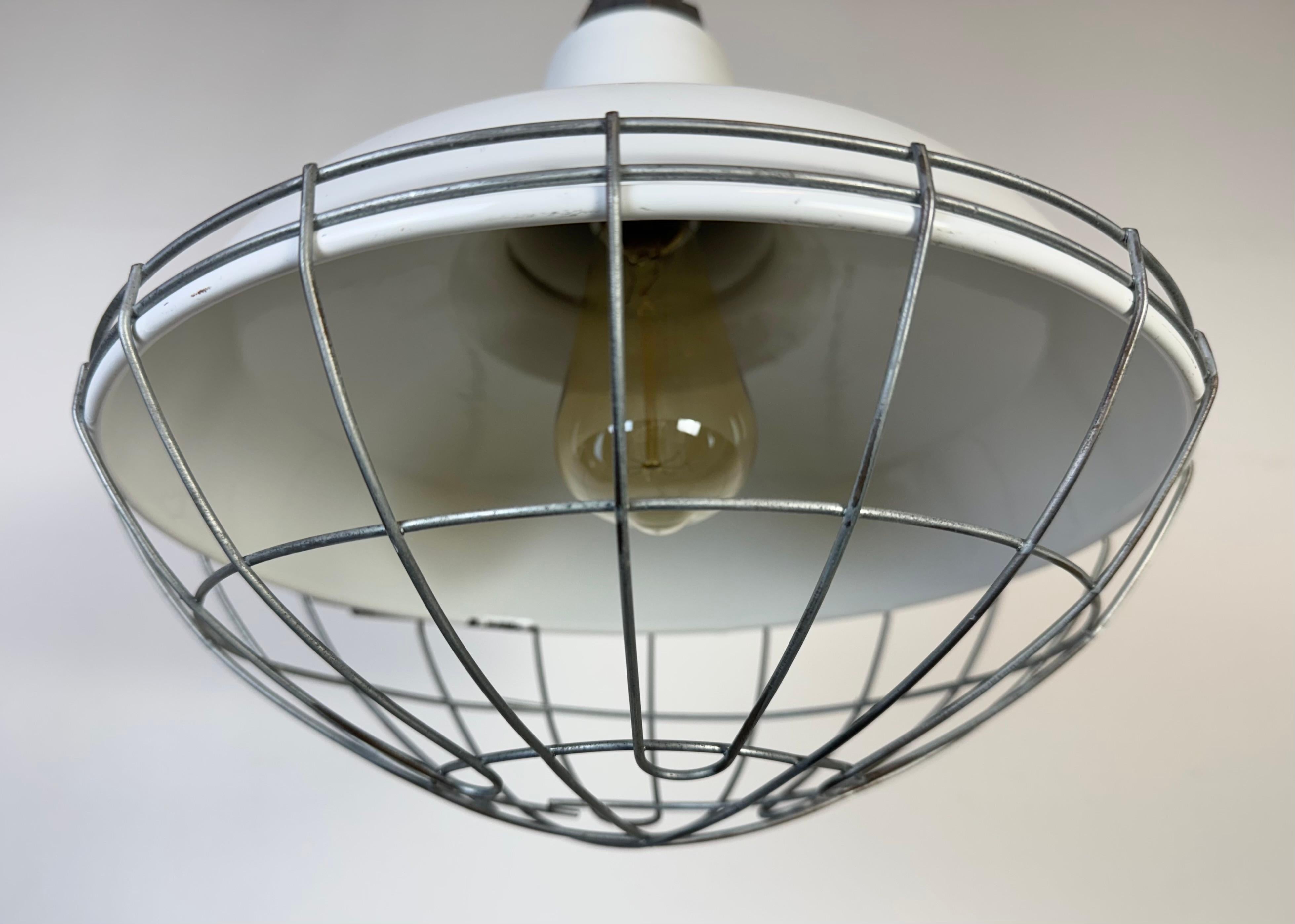 Americano Lampada a sospensione industriale a smalto bianco di Benjamin USA, anni '60 in vendita