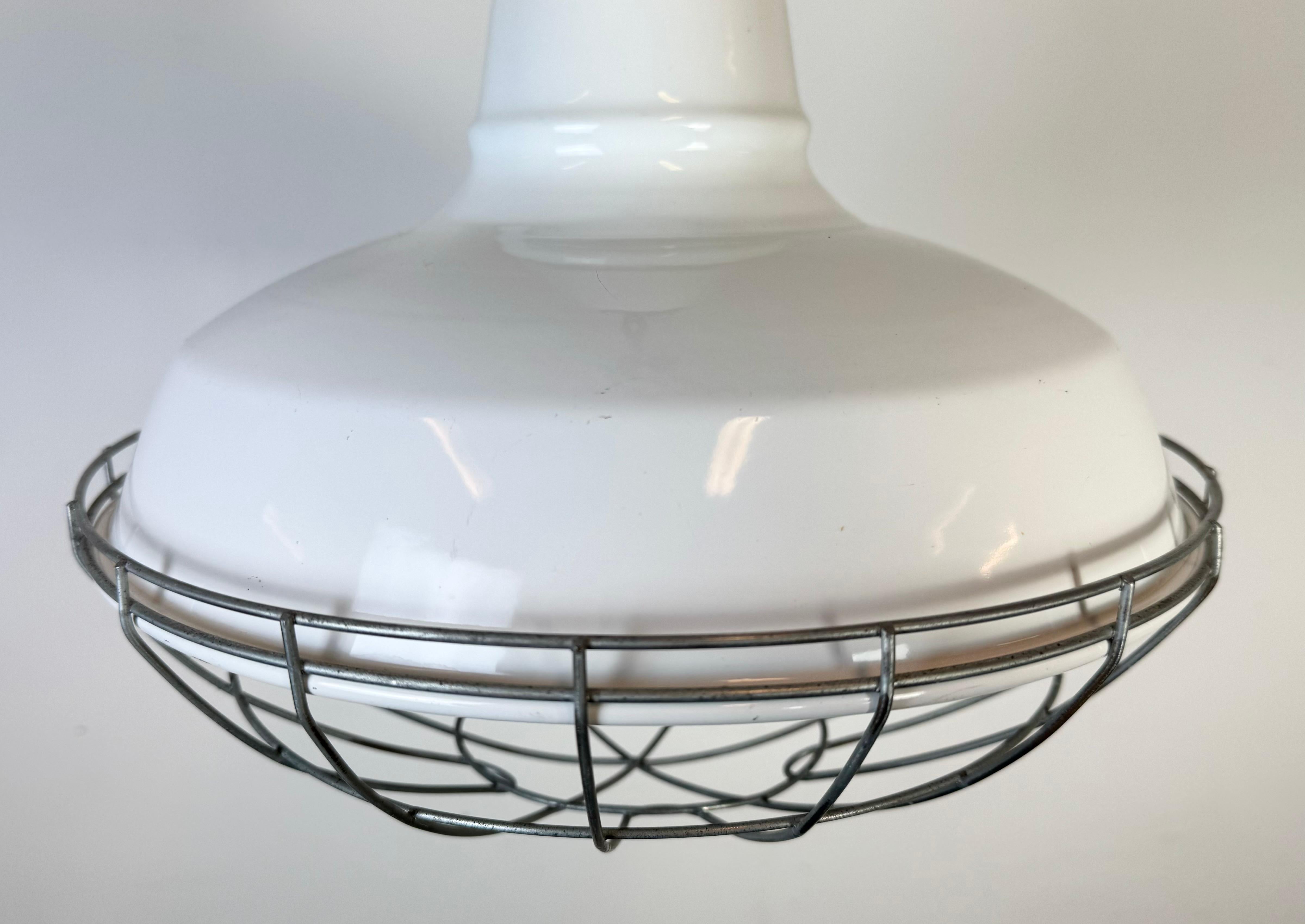 Lampada a sospensione industriale a smalto bianco di Benjamin USA, anni '60 In condizioni buone in vendita a Kojetice, CZ