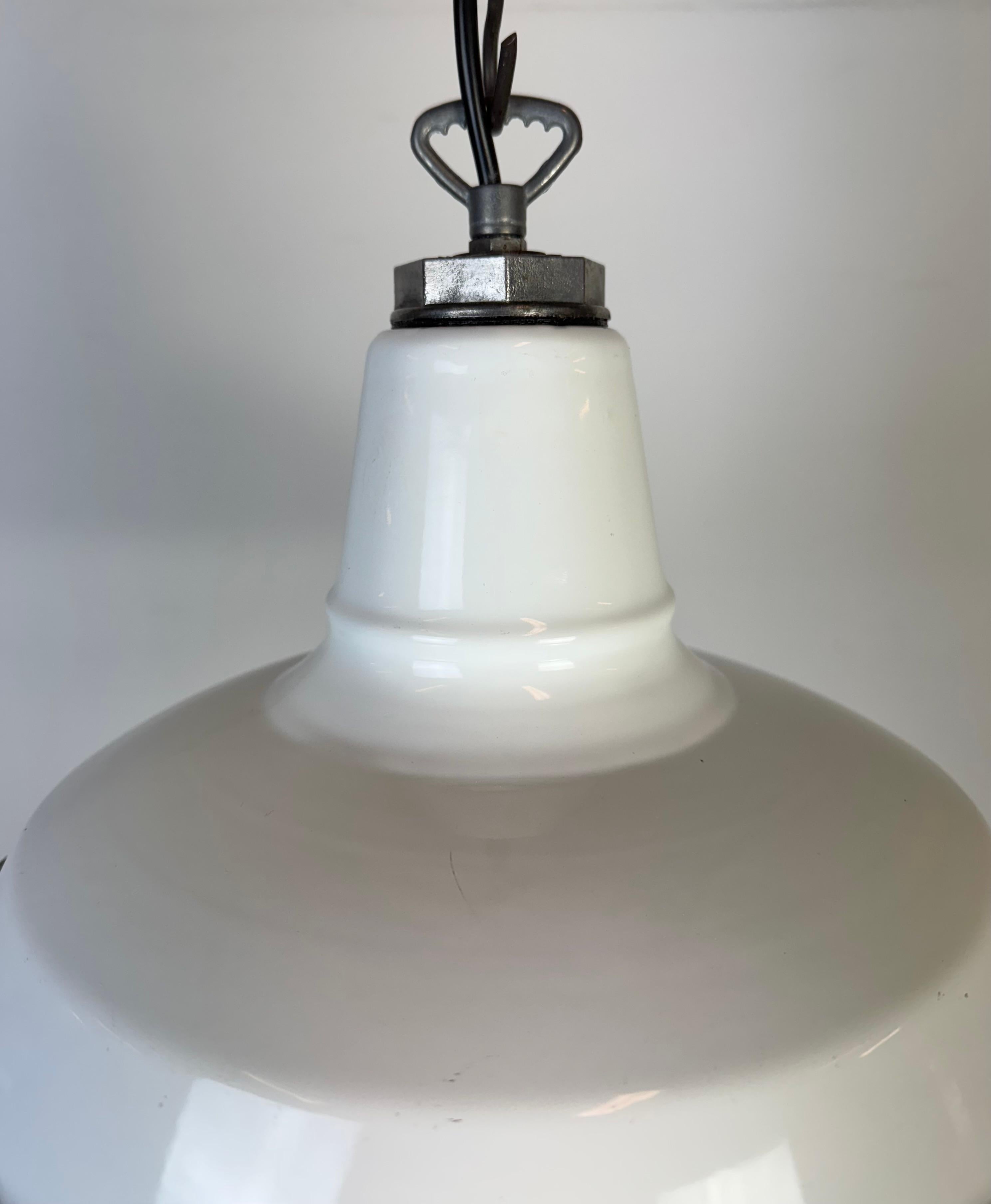 XX secolo Lampada a sospensione industriale a smalto bianco di Benjamin USA, anni '60 in vendita