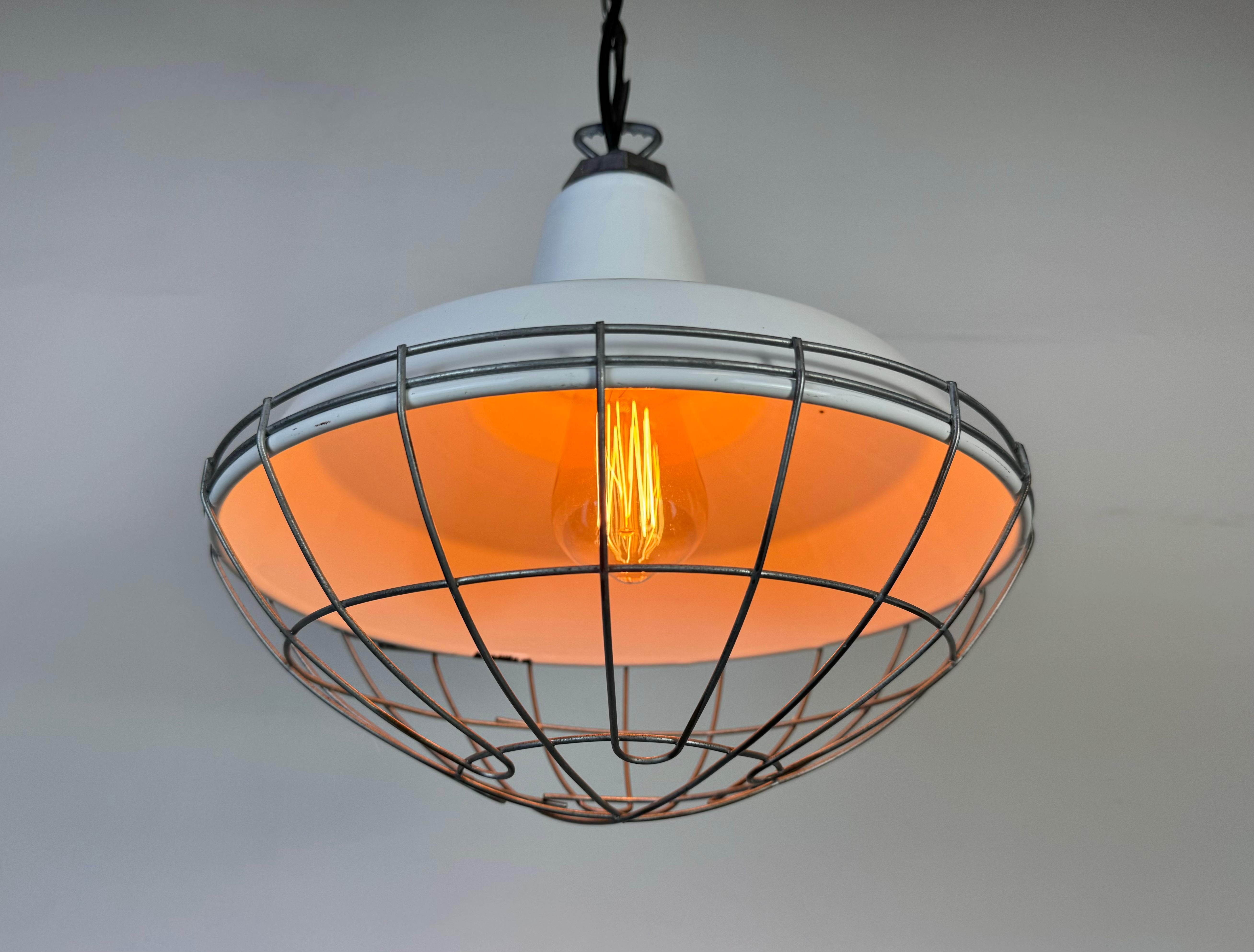 Smalto Lampada a sospensione industriale a smalto bianco di Benjamin USA, anni '60 in vendita