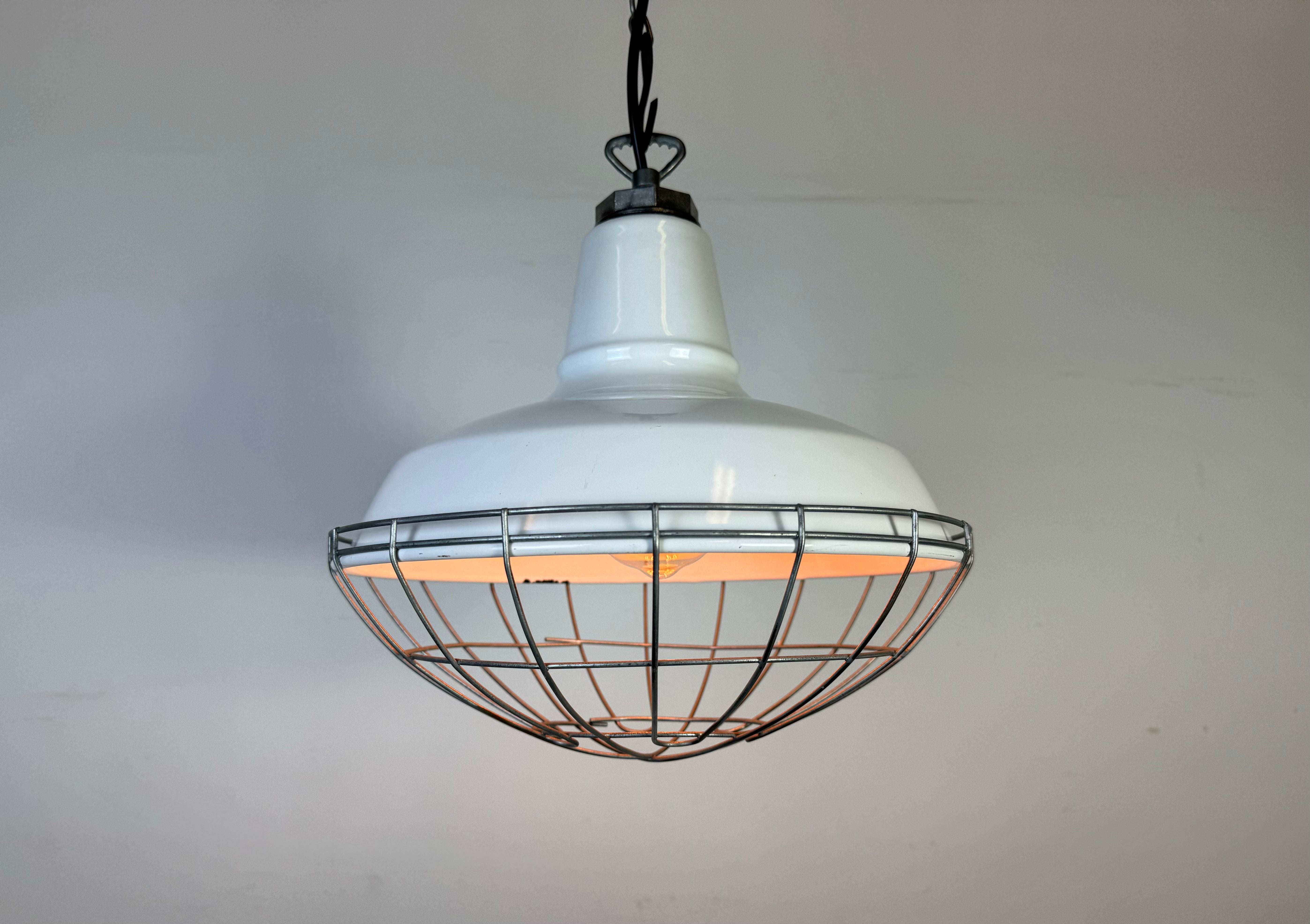 Lampada a sospensione industriale a smalto bianco di Benjamin USA, anni '60 in vendita 1