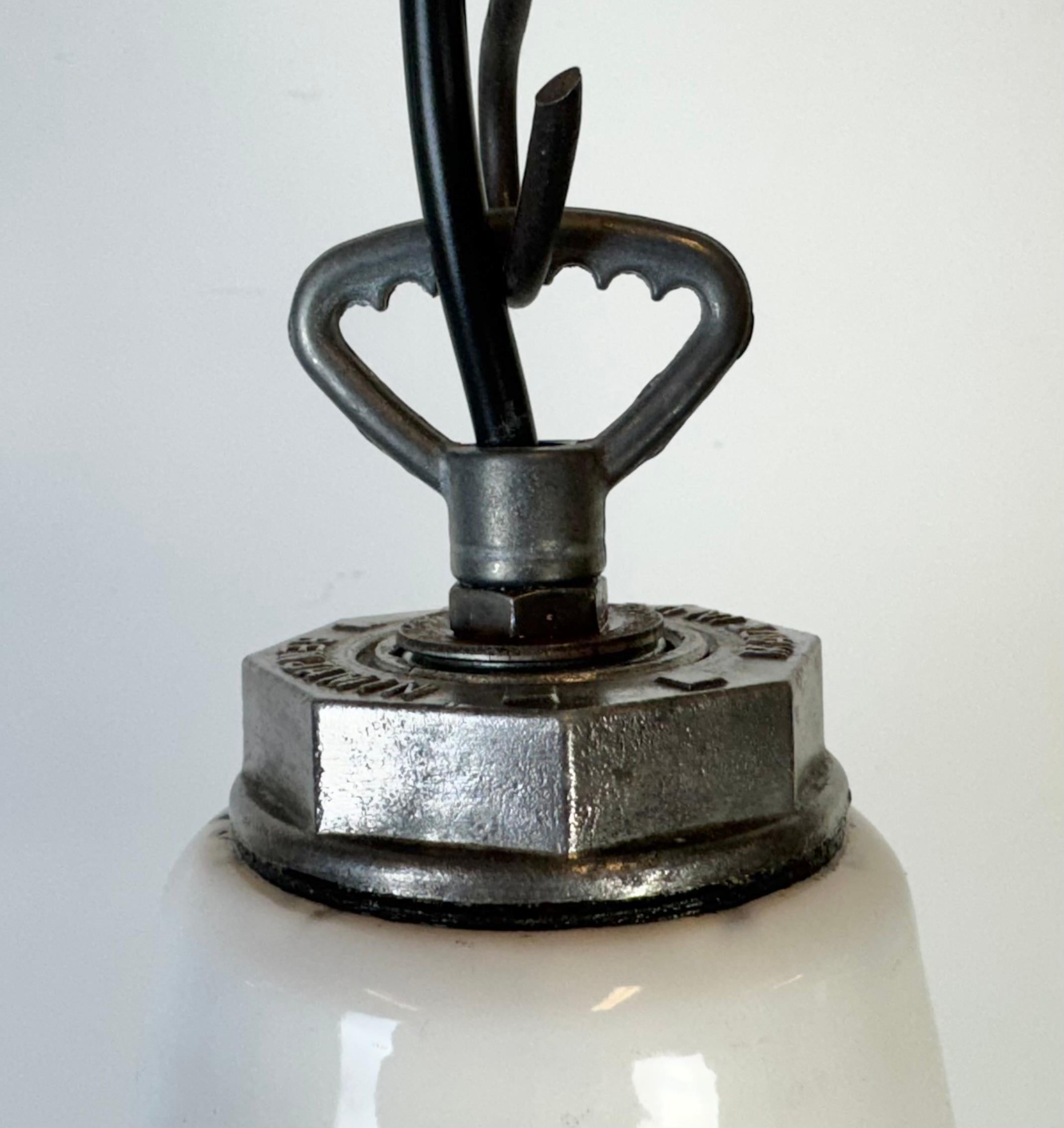 Lampada a sospensione industriale a smalto bianco di Benjamin USA, anni '60 in vendita 2