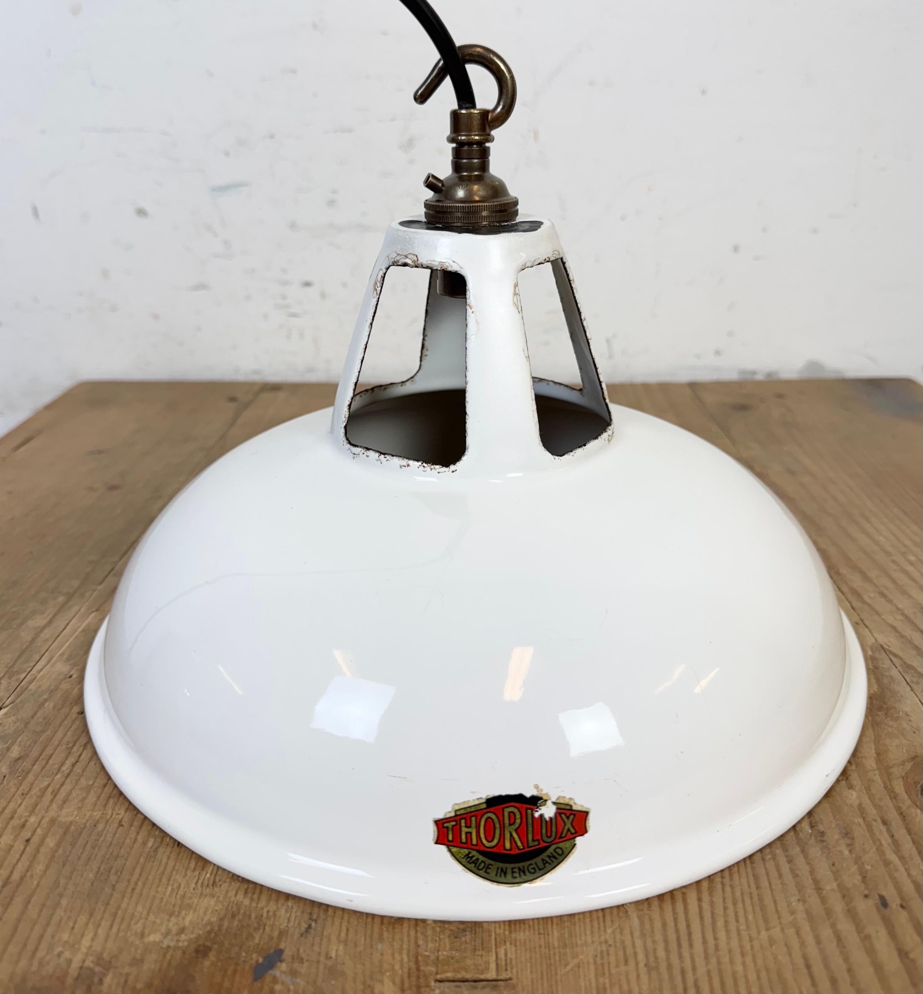 Lampada a sospensione industriale a smalto bianco di Thorlux, anni '60 in vendita 3