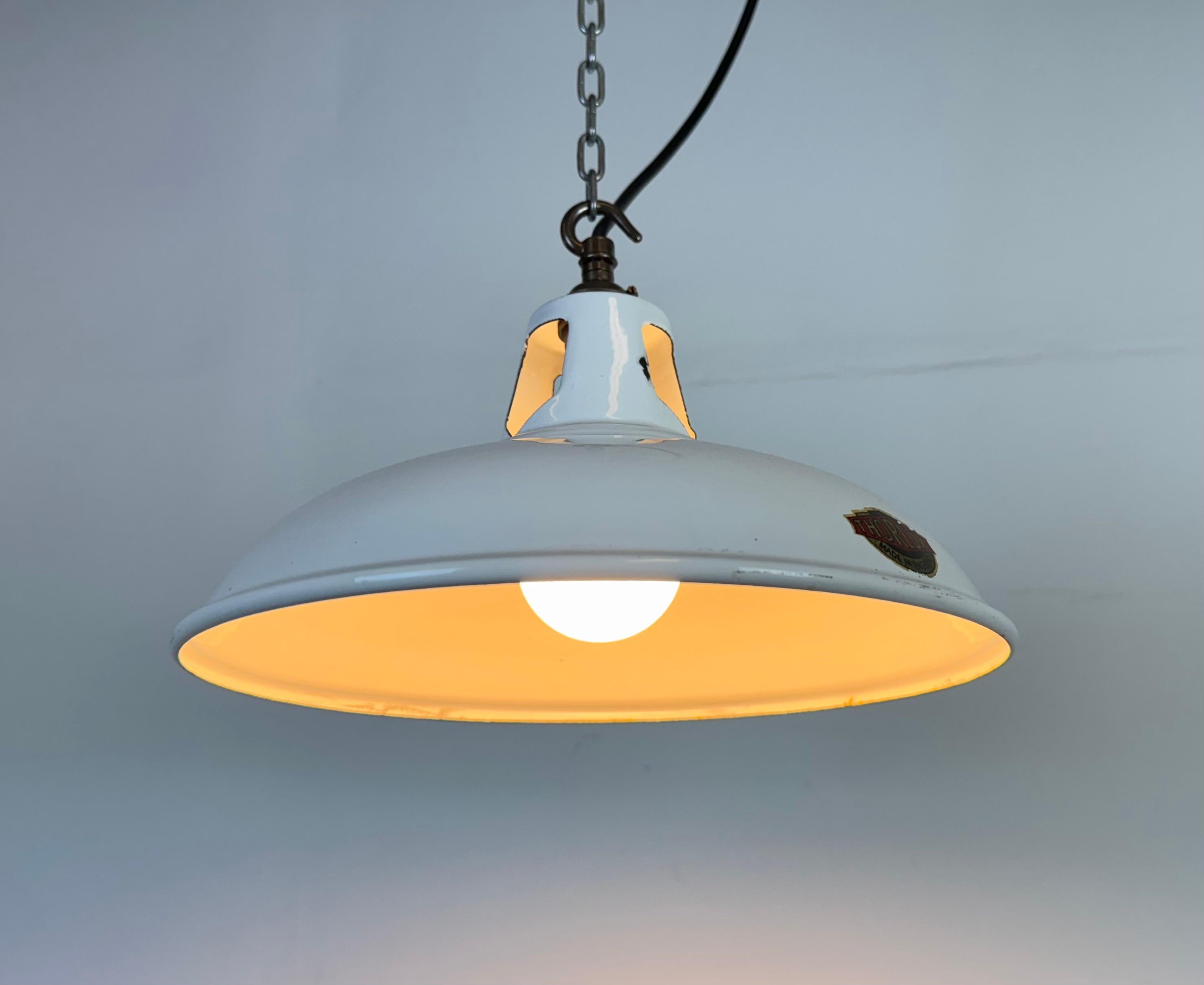 Lampada a sospensione industriale a smalto bianco di Thorlux, anni '60 in vendita 3